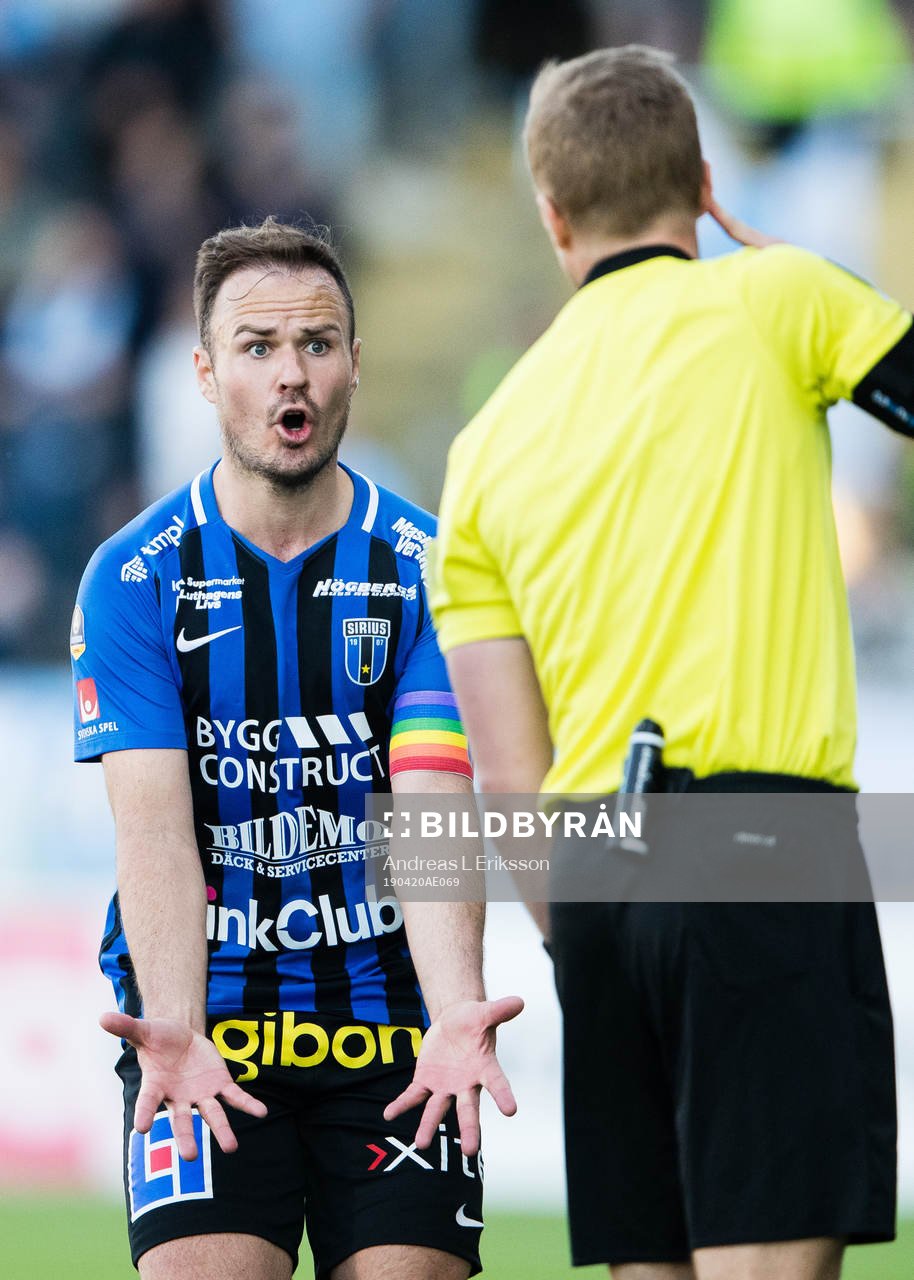 Sirius Niklas Busch Thor reagerar på domare Glenn Nyberg