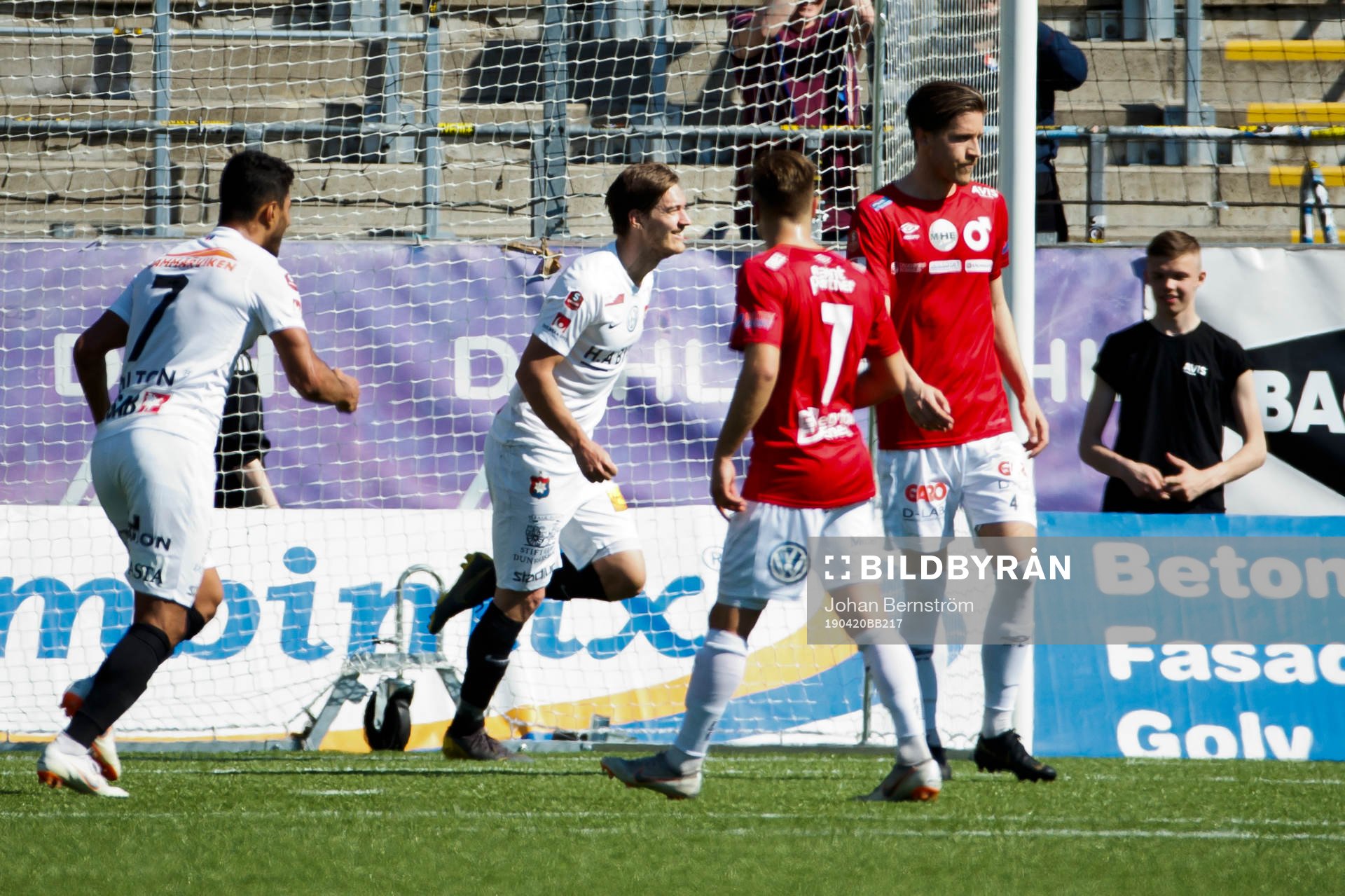 Örgrytes Victor Sköld gör 0-1 och jublar