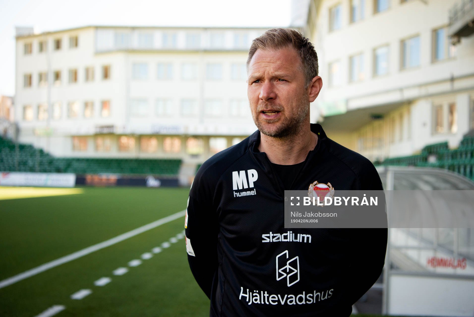 Kalmars tränare Magnus Pehrsson innan fotbollsmatchen i