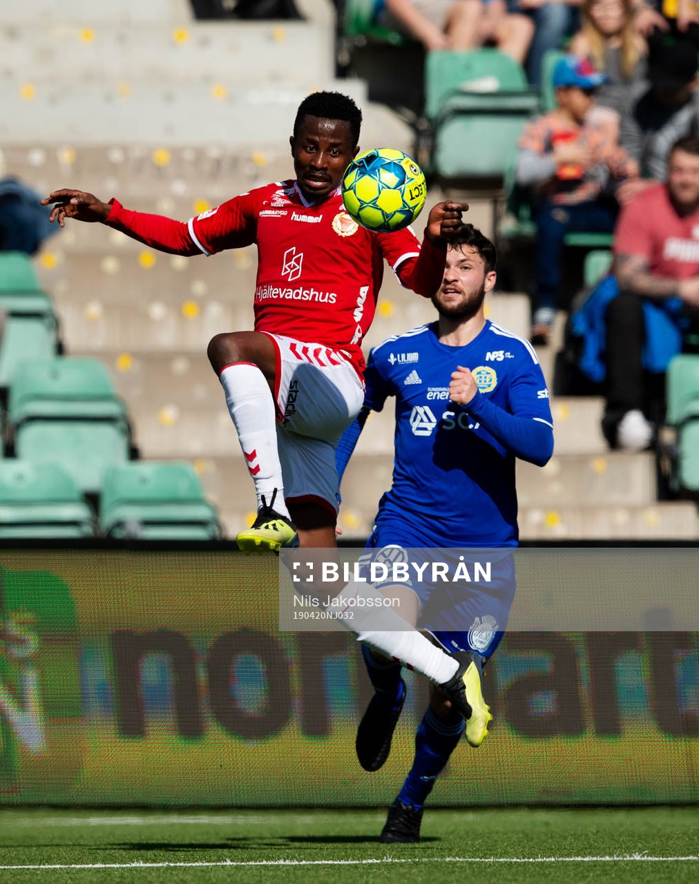 Kalmars Chima Akas och Sundsvalls Jonathan Tamimi Syberg under fotbollsmatchen i Allsvenskan mellan GIF Sundsvall och Kalmar den 20 april 2019 i Sundsvall.