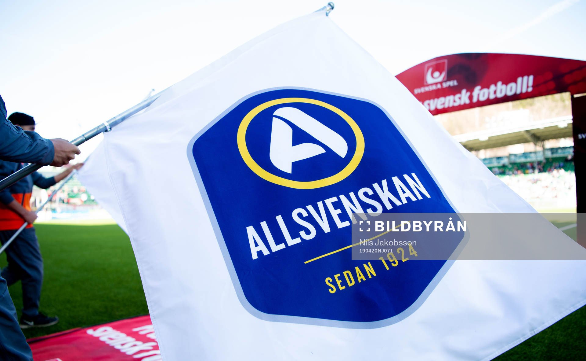 En flagga vid inmarsch innan fotbollsmatchen i Allsvenskan