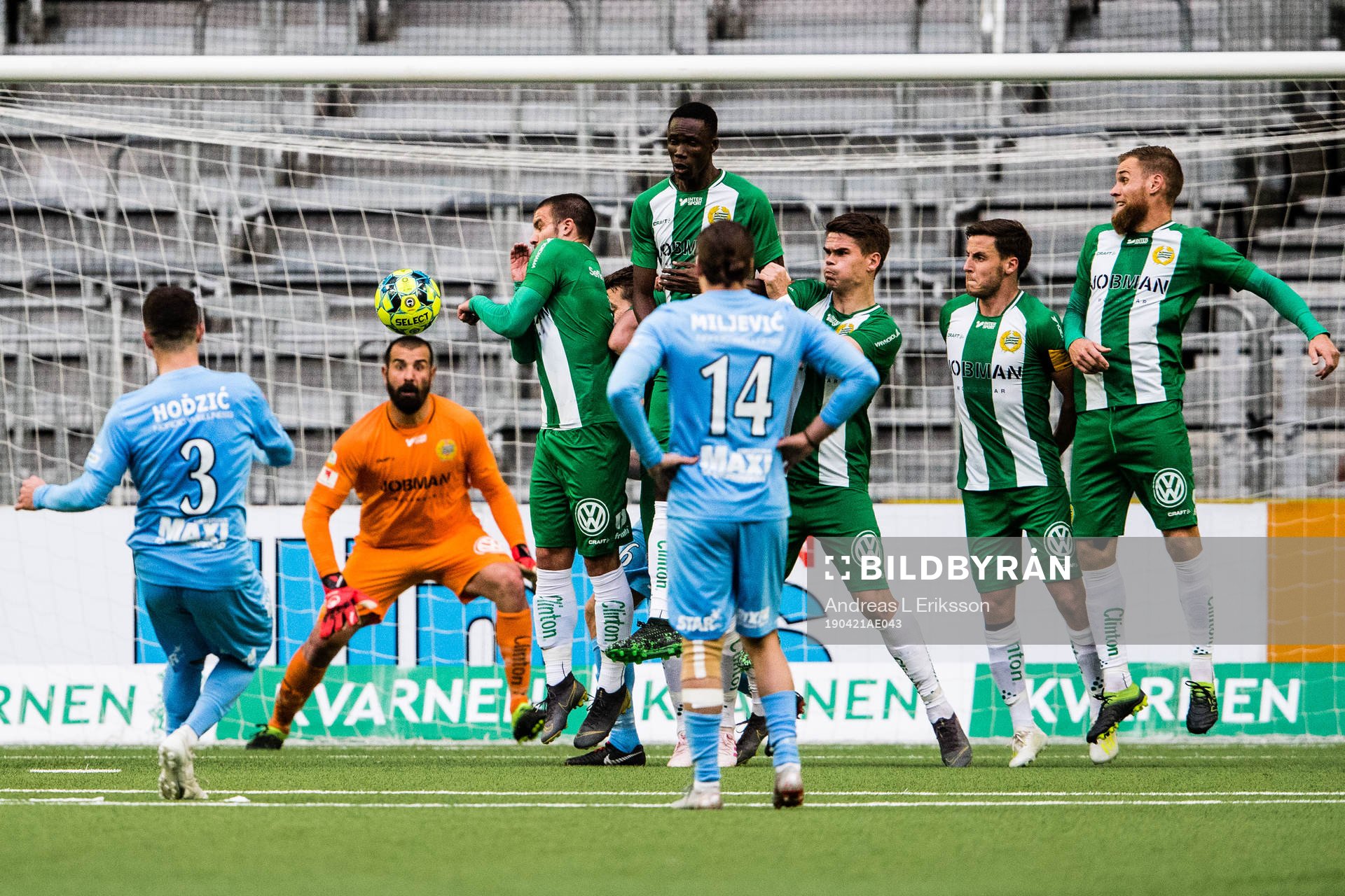AFC Eskilstunas Kadir Hodzic lägger frispark som nickas