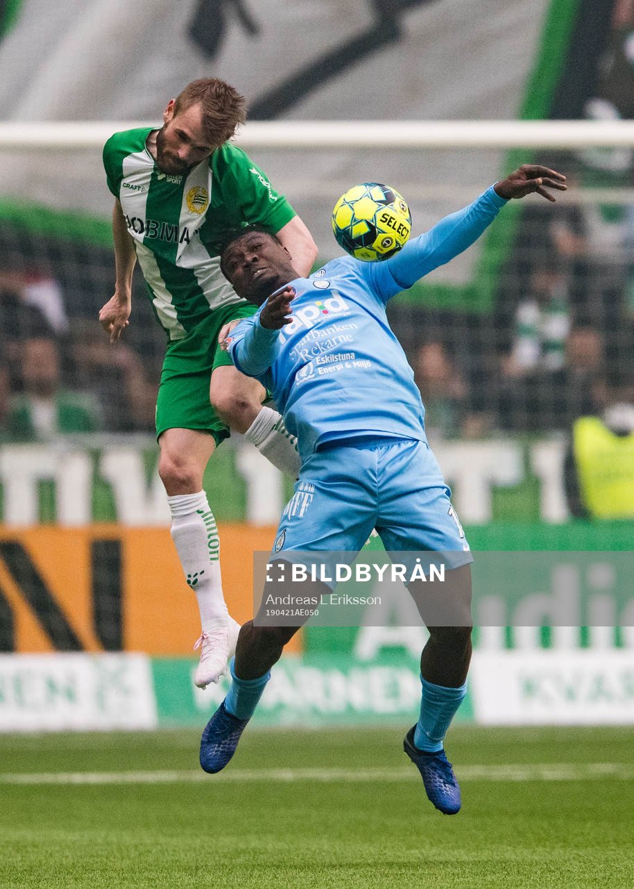 Hammarbys Mads Fenger Nielsen i en nickduell med AFC Eskilstunas Samuel Nnamani under fotbollsmatchen i Allsvenskan mellan Hammarby och AFC Eskilstuna den 21 april 2019 i Stockholm.