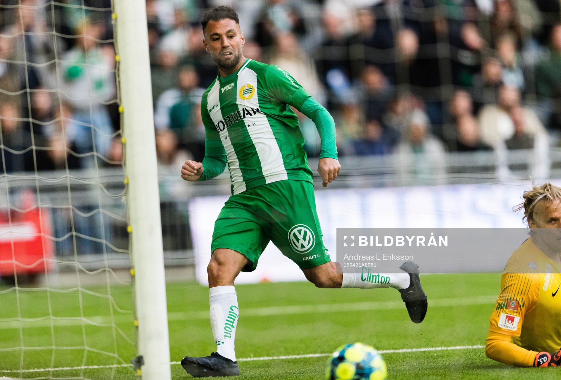 Hammarbys Imad Khalili gör 3-0 bakom AFC Eskilstunas målvakt Ole Söderberg under fotbollsmatchen i Allsvenskan mellan Hammarby och AFC Eskilstuna den 21 april 2019 i Stockholm.