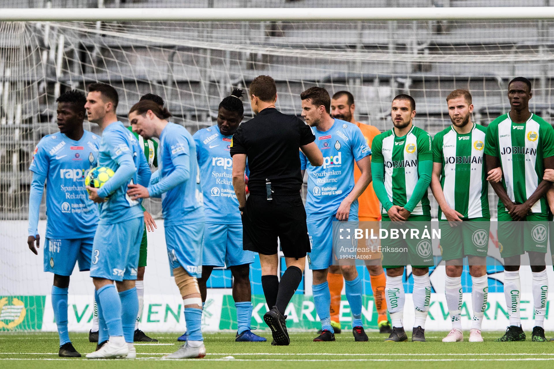 Hammarbys spelare ställer upp en mur medans AFC