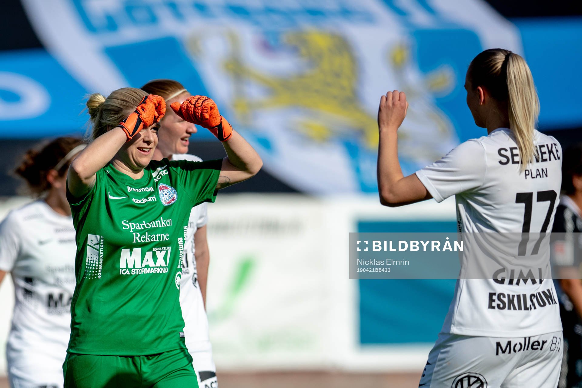 Eskilstunas målvakt Emelie Lundberg och Matilda Plan jublar efter 1-1 matchen i Damallsvenskan mellan Kopparbergs/Göteborg och Eskilstuna den 21 april 2019 i Göteborg.