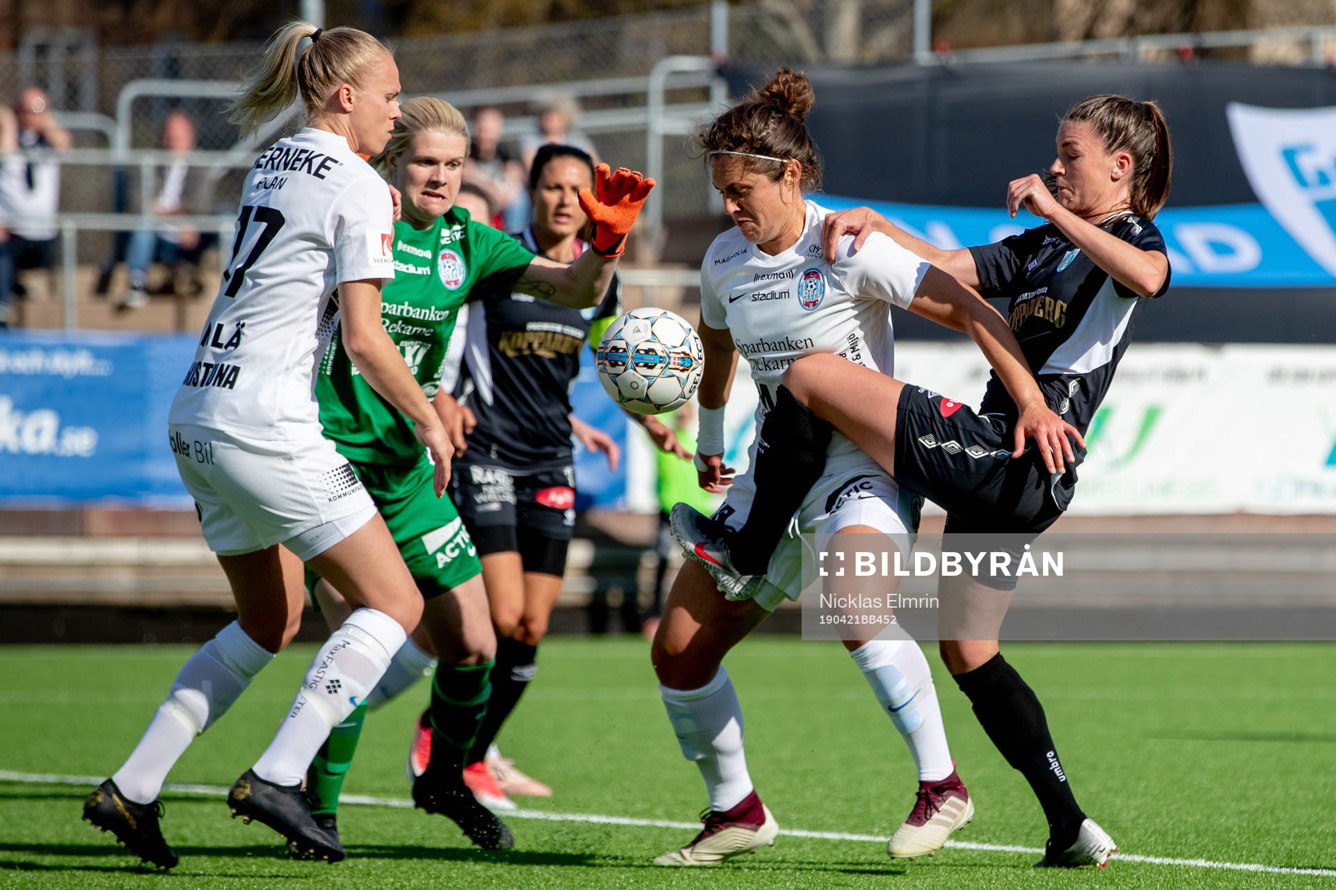 Göteborgs Pauline Hammarlund mot Eskilstunas målvakt