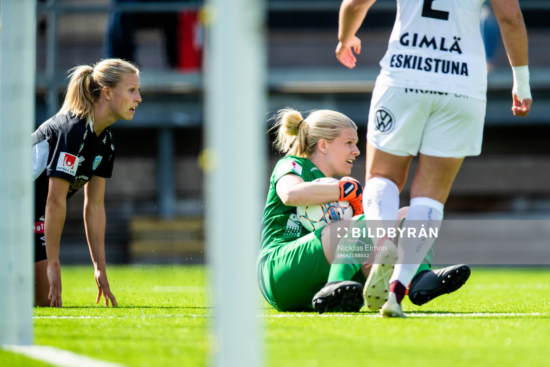 Eskilstunas målvakt Emelie Lundberg och Göteborgs Rebecka