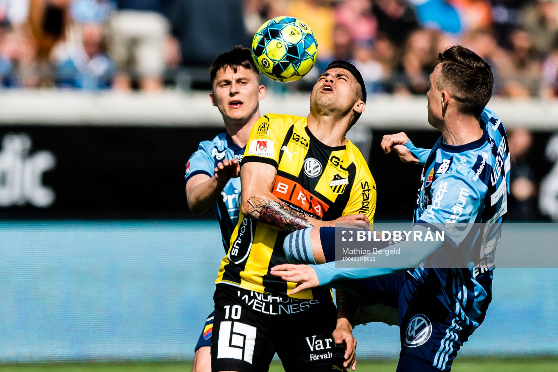 Häckens Paulinho och Djurgårdens Adam Bergmark Wiberg