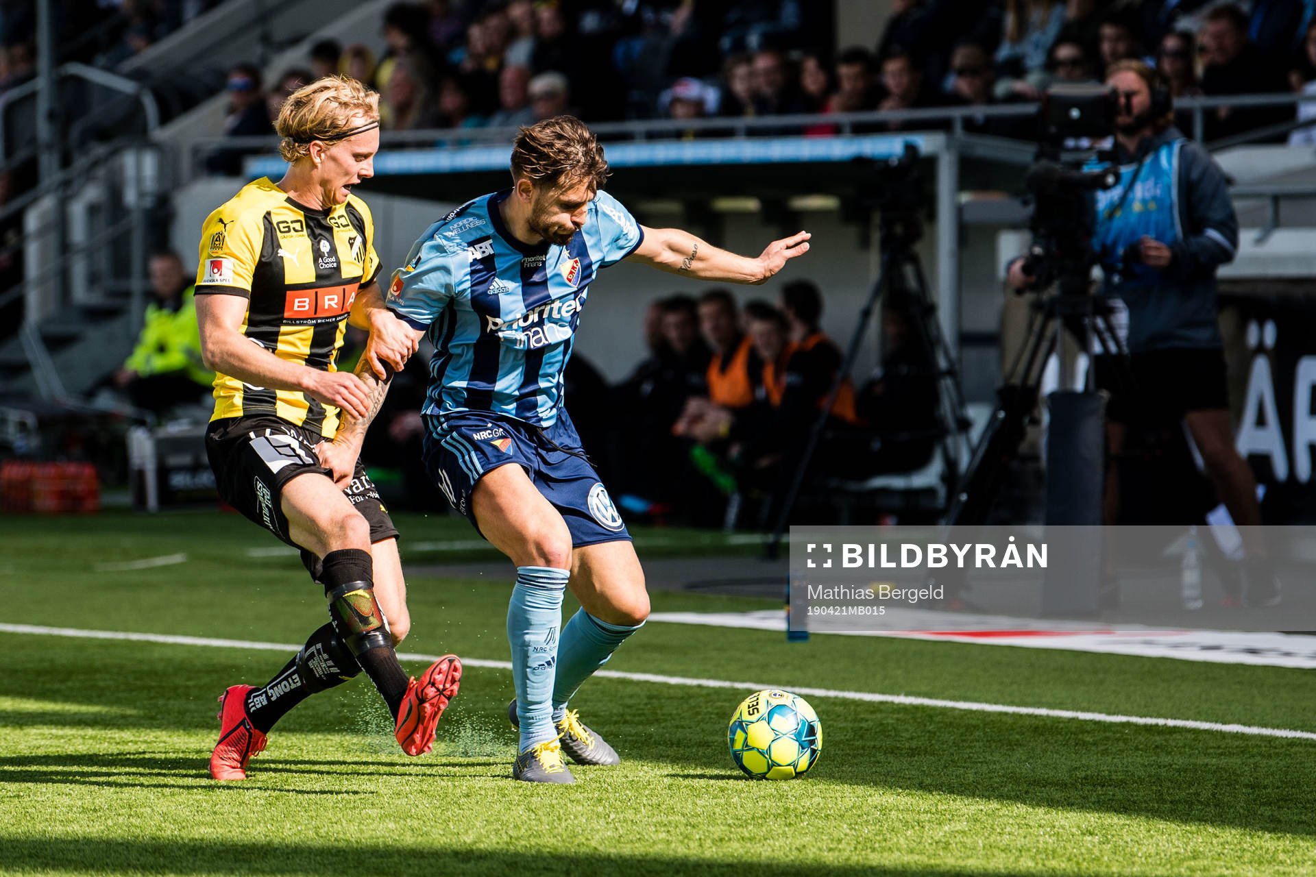 Häckens Gustav Berggren och Djurgårdens Astrit Ajdarevic