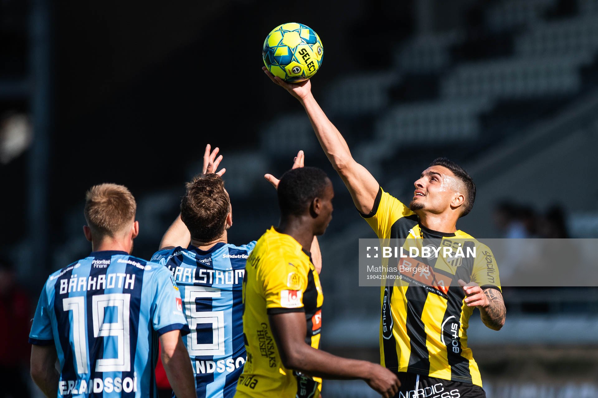 Djurgårdens Jesper Karlström och Häckens Ahmed Yasin