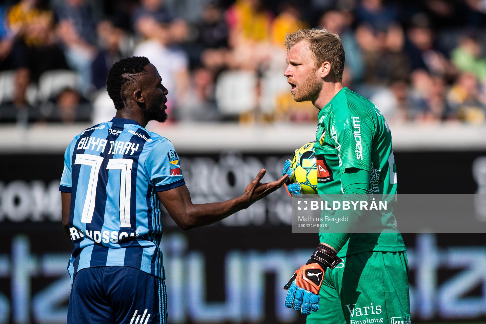Djurgårdens Mohamed Buya Turay i diskussion med Häckens