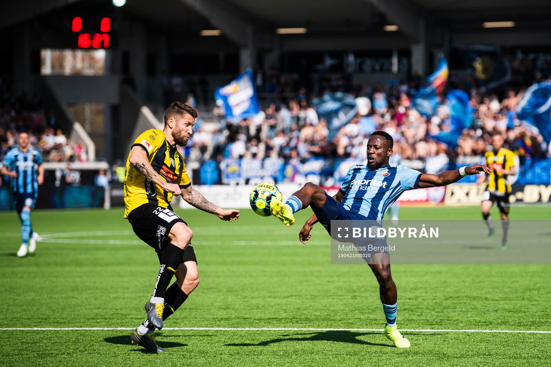 Häckens Joona Toivo försvarar mot Djurgårdens Mohamed