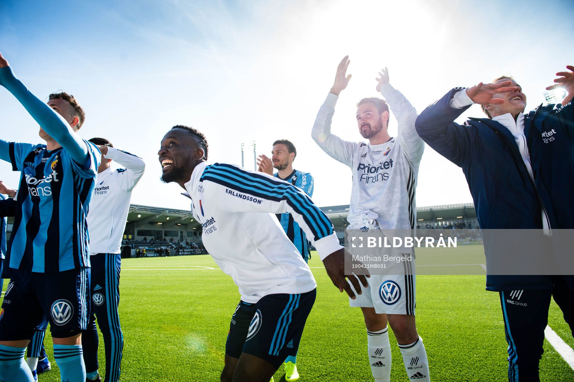 Djurgårdens Mohamed Buya Turay, Erik Berg och målvakt Tommi Vaiho jublar efter fotbollsmatchen i Allsvenskan mellan Häcken och Djurgården den 21 april 2019 i Göteborg.