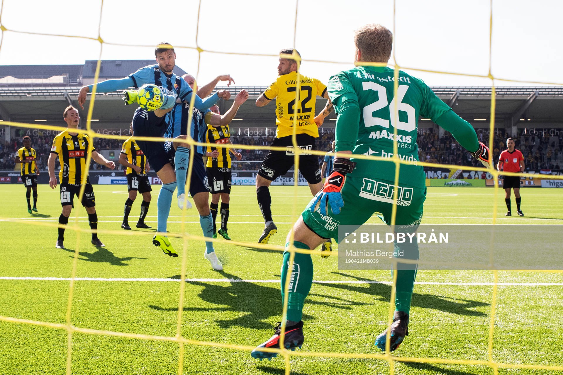 Djurgårdens Erik Berg gör 0-1 bakom Häckens målvakt