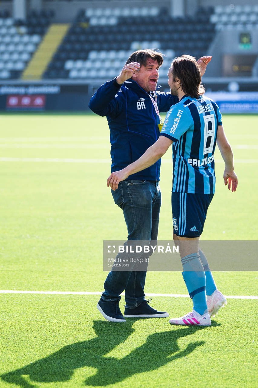 Djurgårdens sportchef Bosse Andersson jublar med Kevin