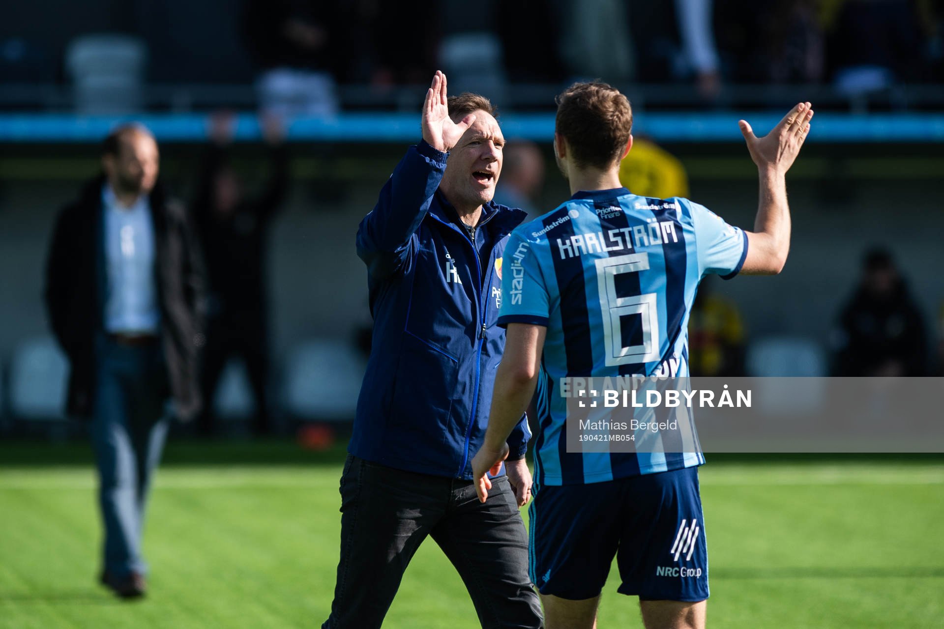 Djurgårdens tränare Kim Bergstrand jublar med Jesper Karlström efter fotbollsmatchen i Allsvenskan mellan Häcken och Djurgården den 21 april 2019 i Göteborg.