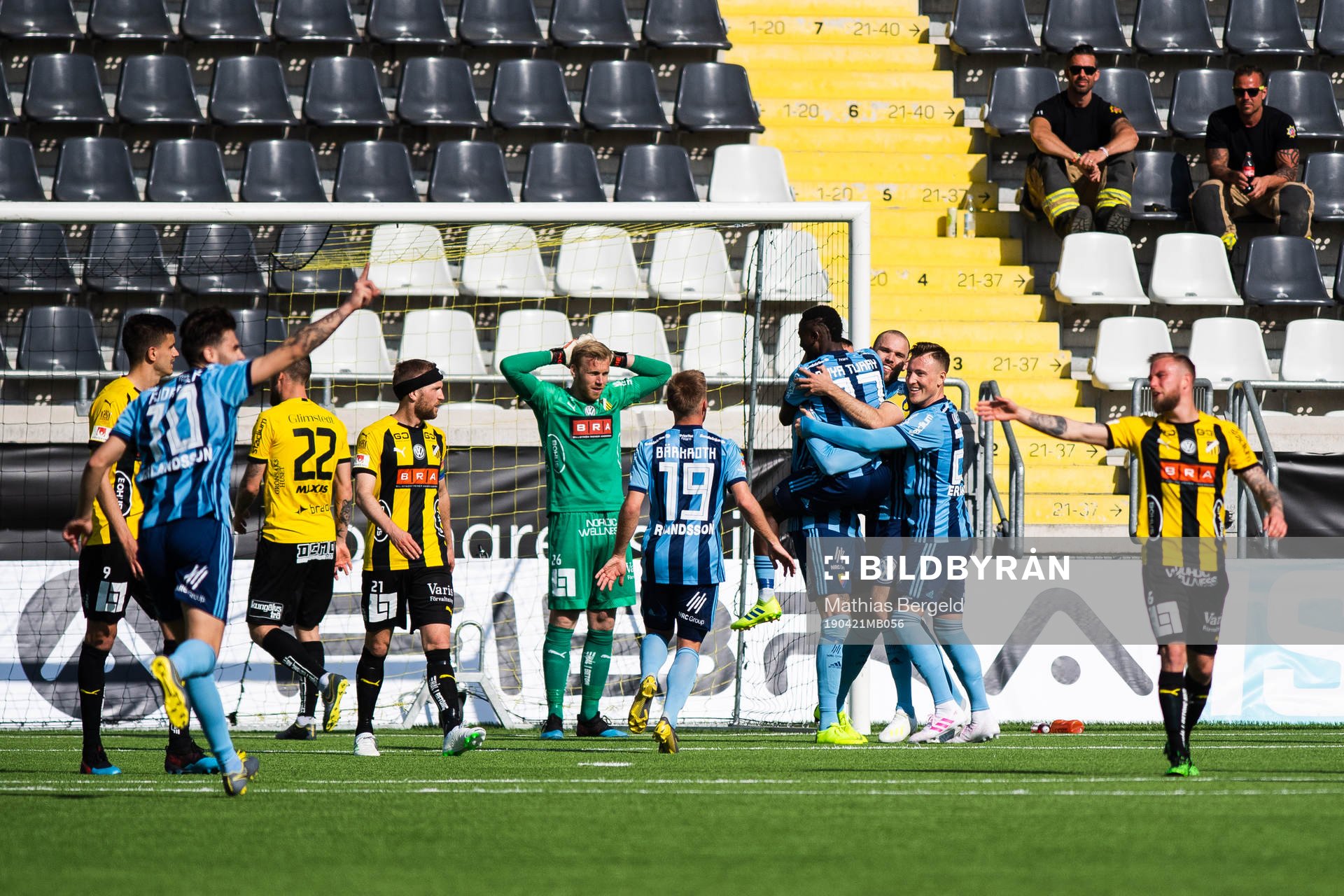Djurgårdens Erik Berg jublar med lagkamrater