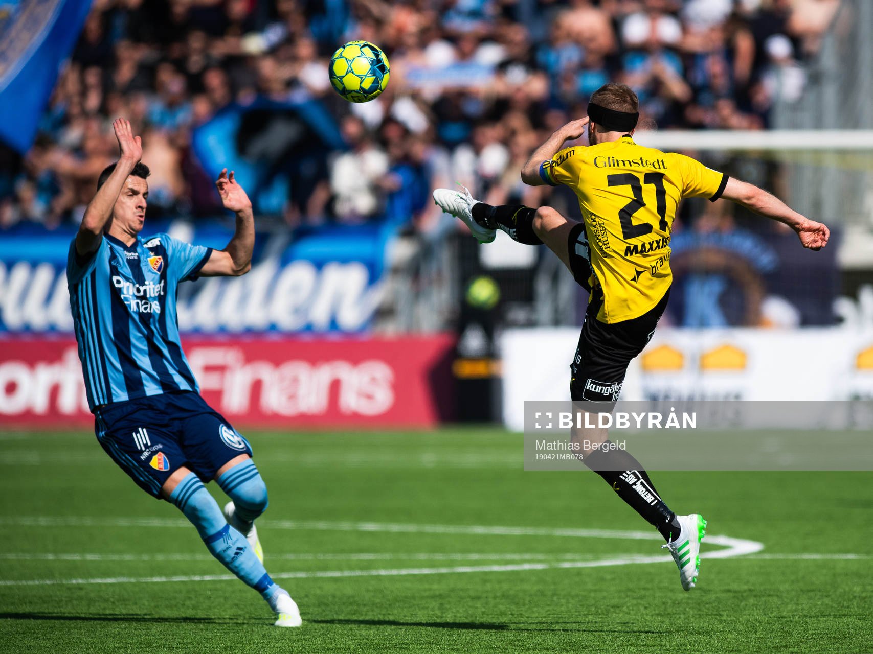 Djurgårdens Haris Radetinac och Häckens Rasmus Lindgren under fotbollsmatchen i Allsvenskan mellan Häcken och Djurgården den 21 april 2019 i Göteborg.