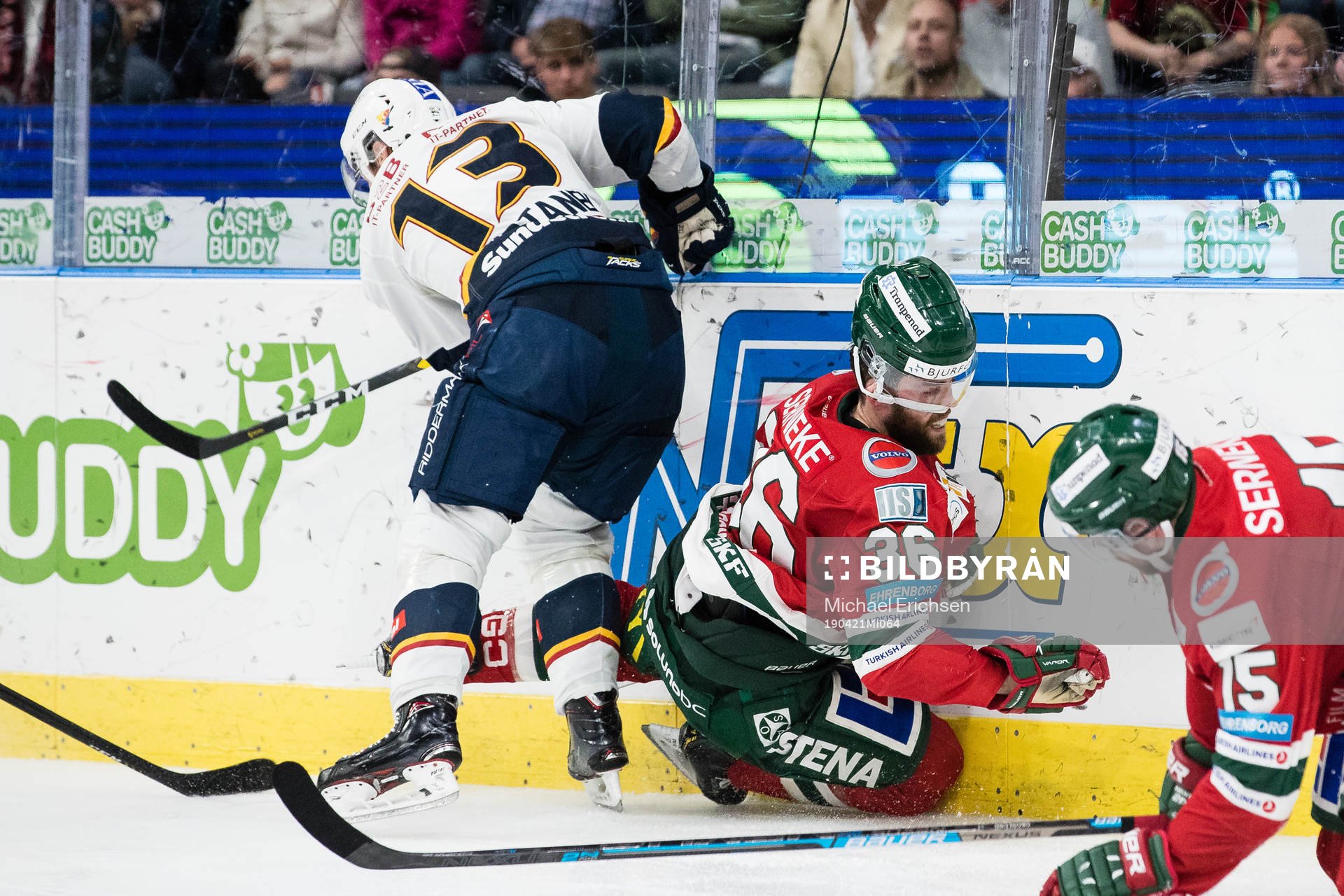 Djurgårdens Petteri Wirtanen tacklar Frölundas Brandon