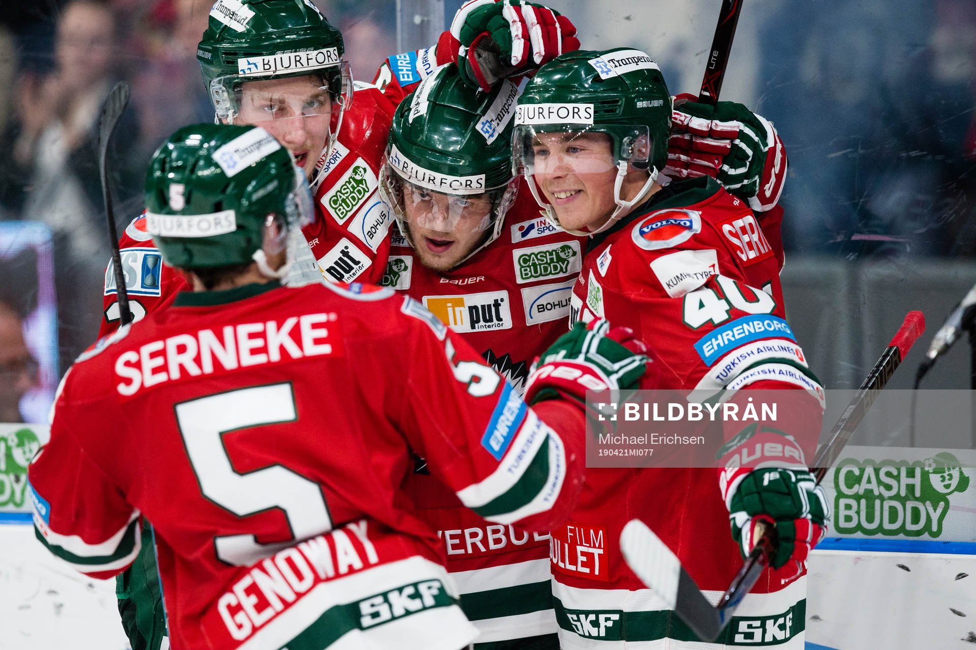 Frölundas Samuel Fagemo omfamnas av Jacob Moverar, Joel