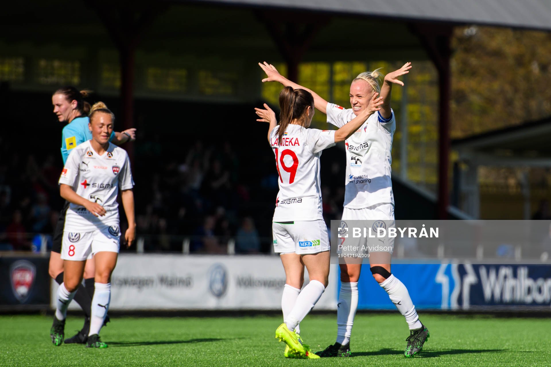 Rosengårds Iva Landeka jublar med Caroline Seger efter sitt 1-0 mål under fotbollsmatchen i Damallsvenskan mellan FC Rosengård och Kristianstad den 21 april 2019 I Malmö.