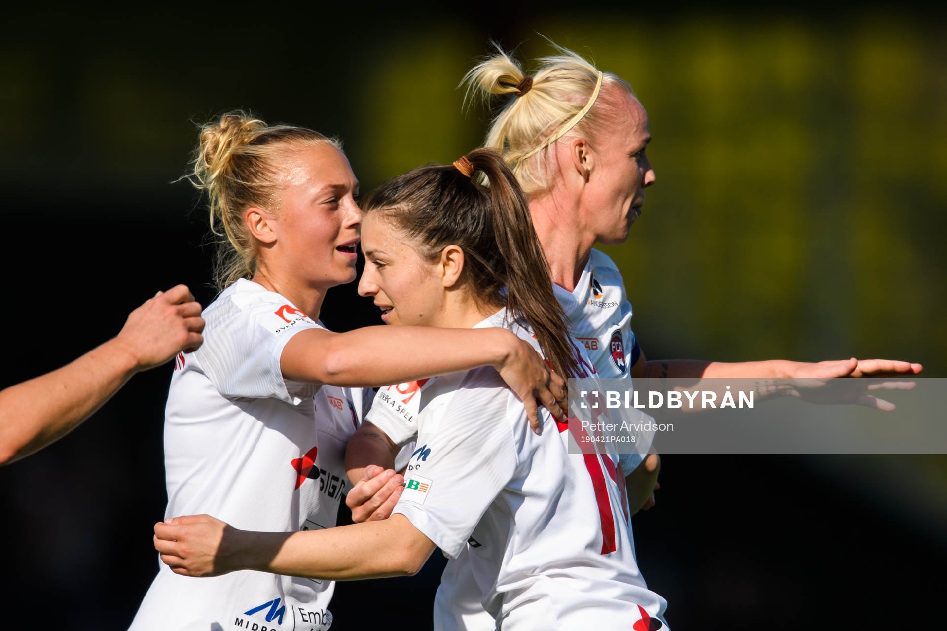 Rosengårds Iva Landeka jublar med Hanna Bennison och