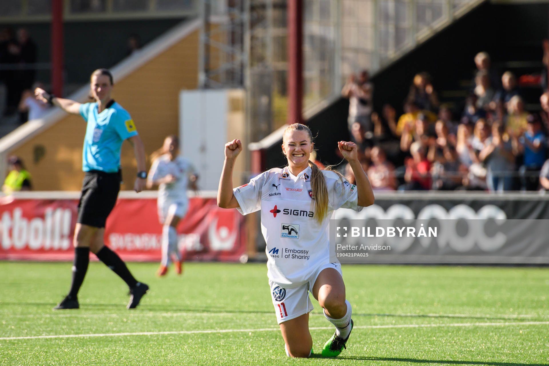 Rosengårds Lisa-Marie Utland jublar efter sitt 3-0 mål under fotbollsmatchen i Damallsvenskan mellan FC Rosengård och Kristianstad den 21 april 2019 I Malmö.
