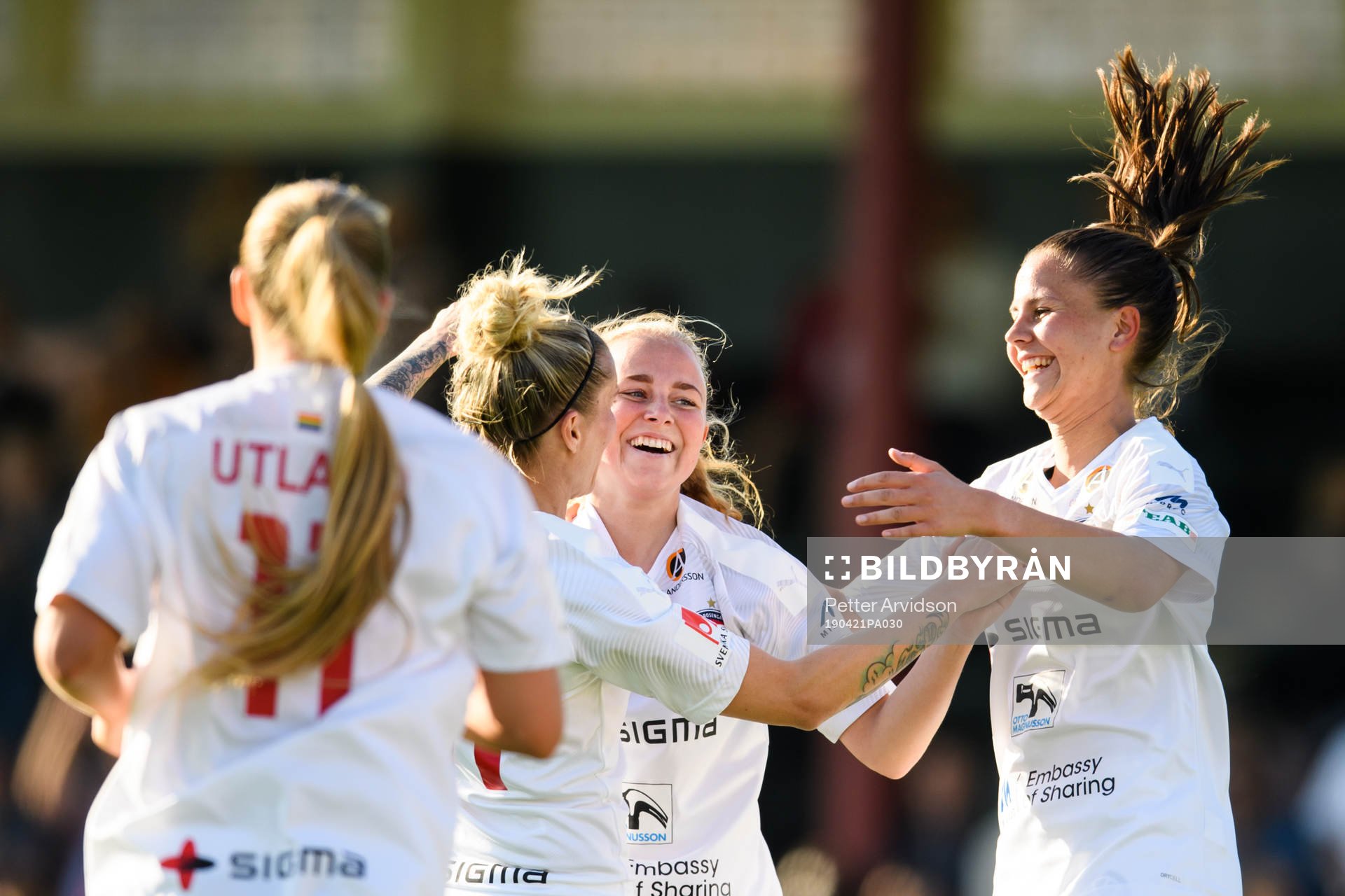 Rosengårds Ebba Wieder jublar med Anja Mittag och Josefin