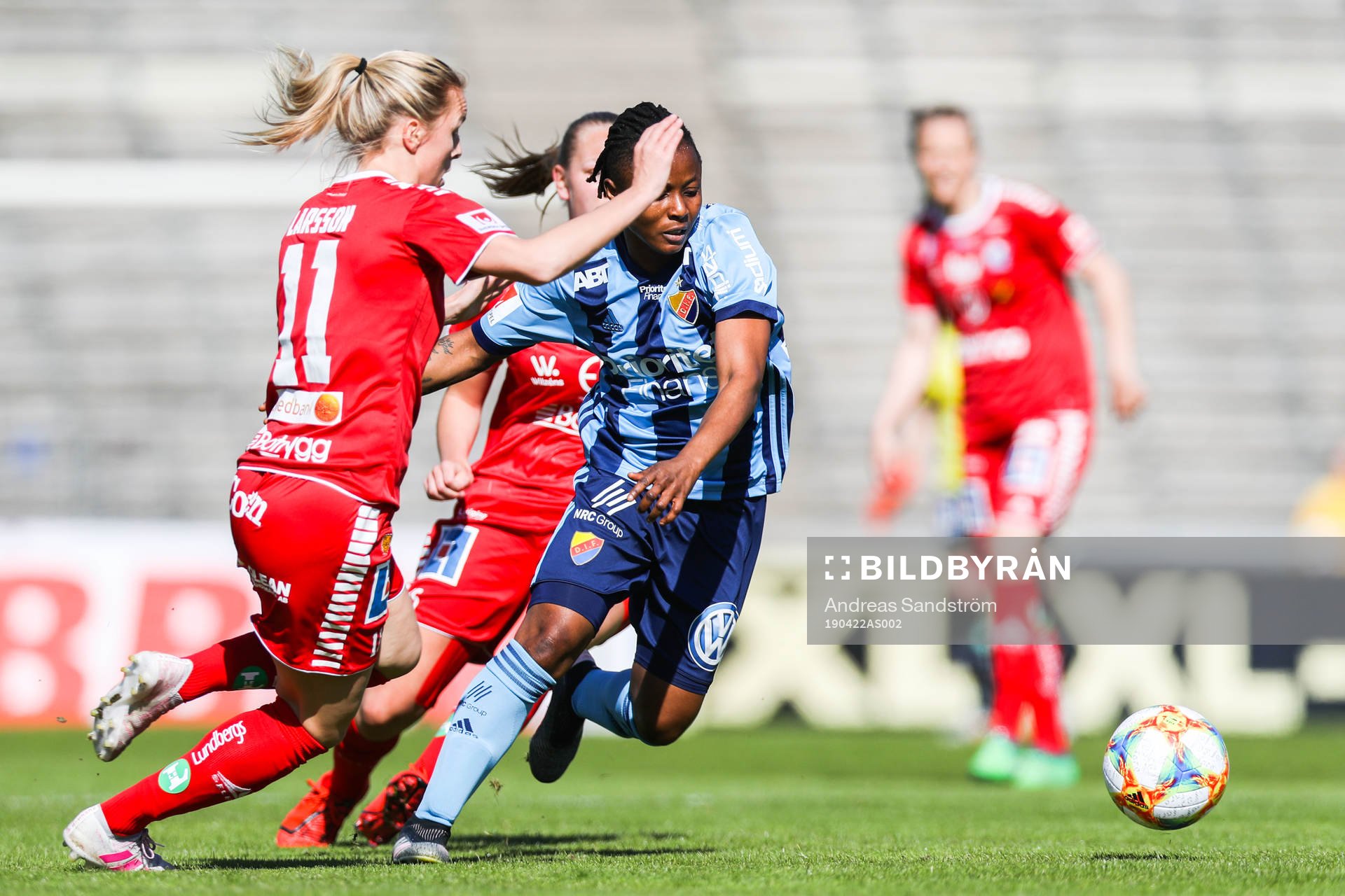 Djurgårdens Ogonna Chukwudi och Linköpings Mimmi Larsson