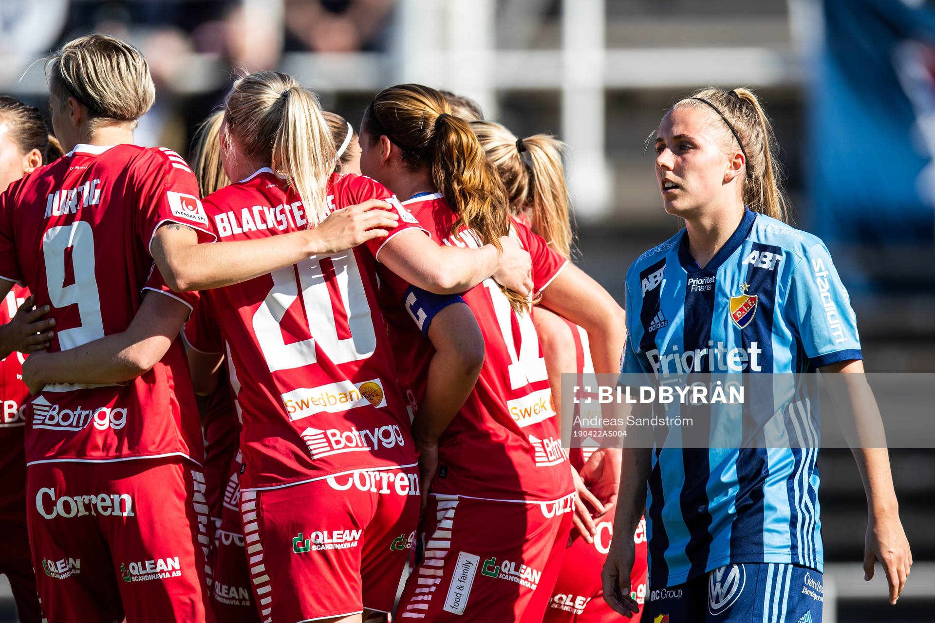 Linköpings Mimmi Larsson jublar med lagkamrater