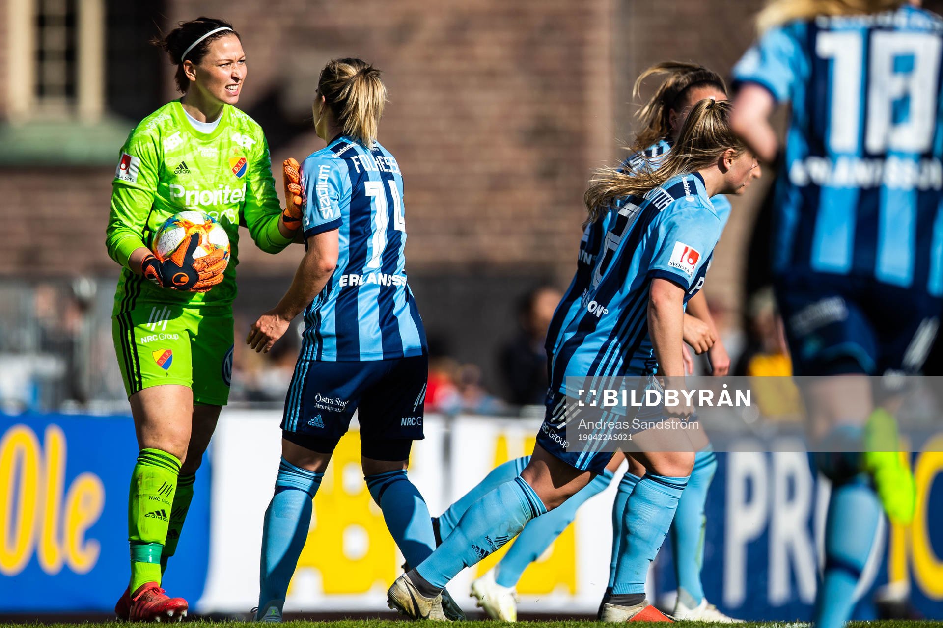 Djurgårdens Hanna Folkesson jublar med målvakt Gudbjörg