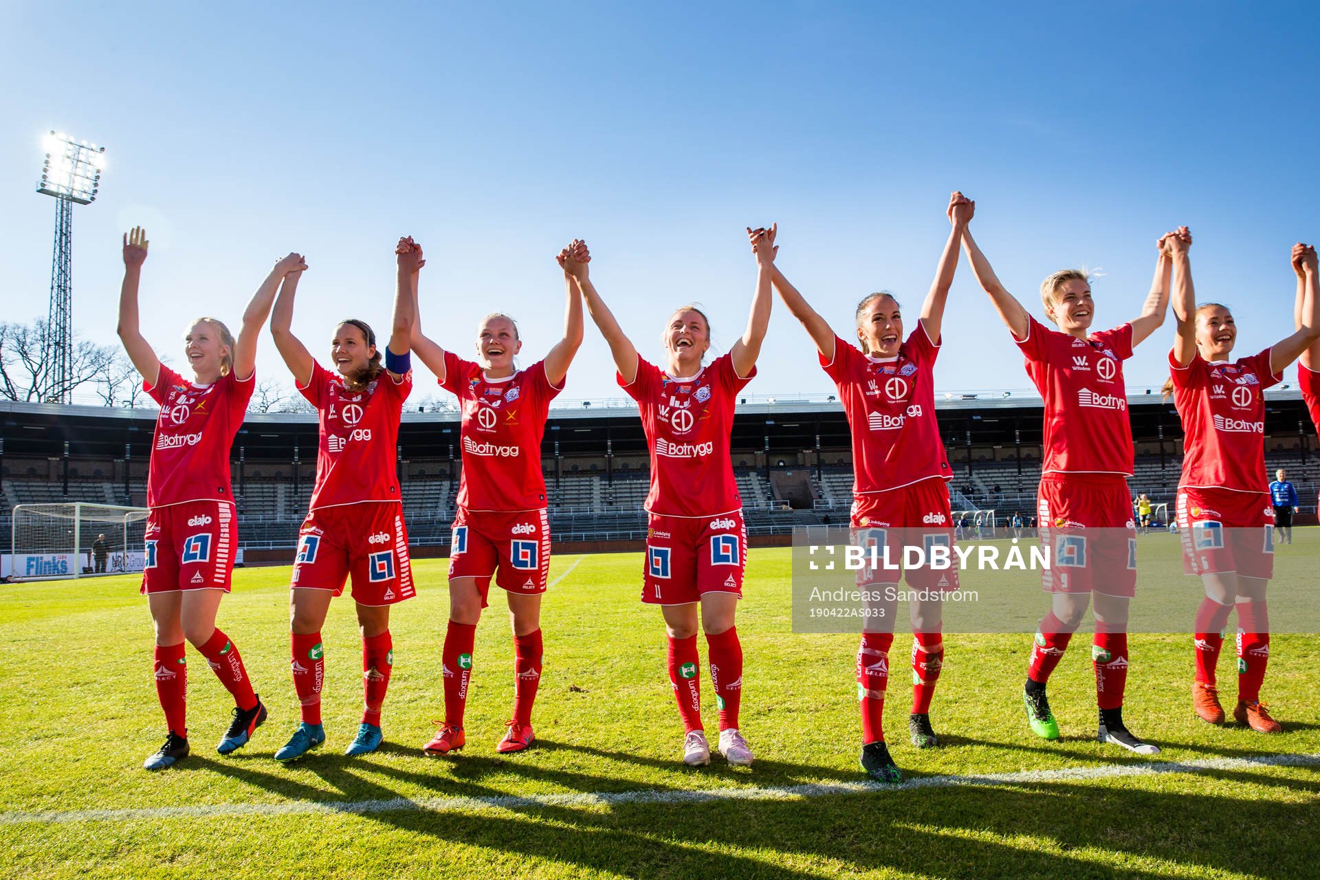 Linköpings spelare jublar med supportrar