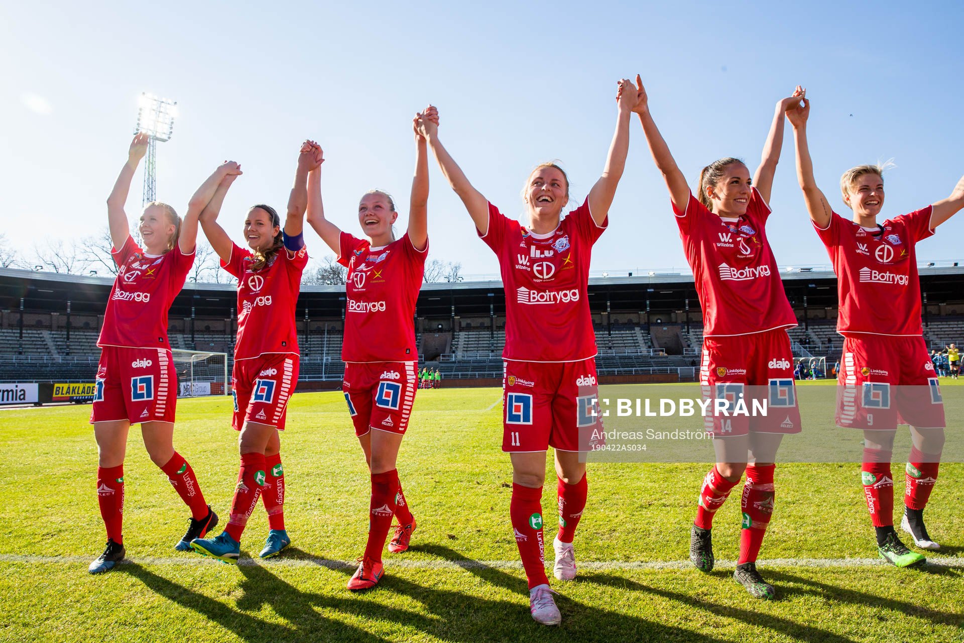 Linköpings spelare jublar med supportrar