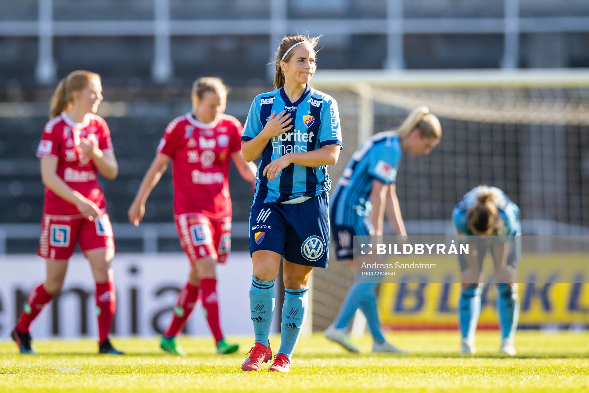 Djurgårdens spelare med Irma Helin  (närmast i bild)