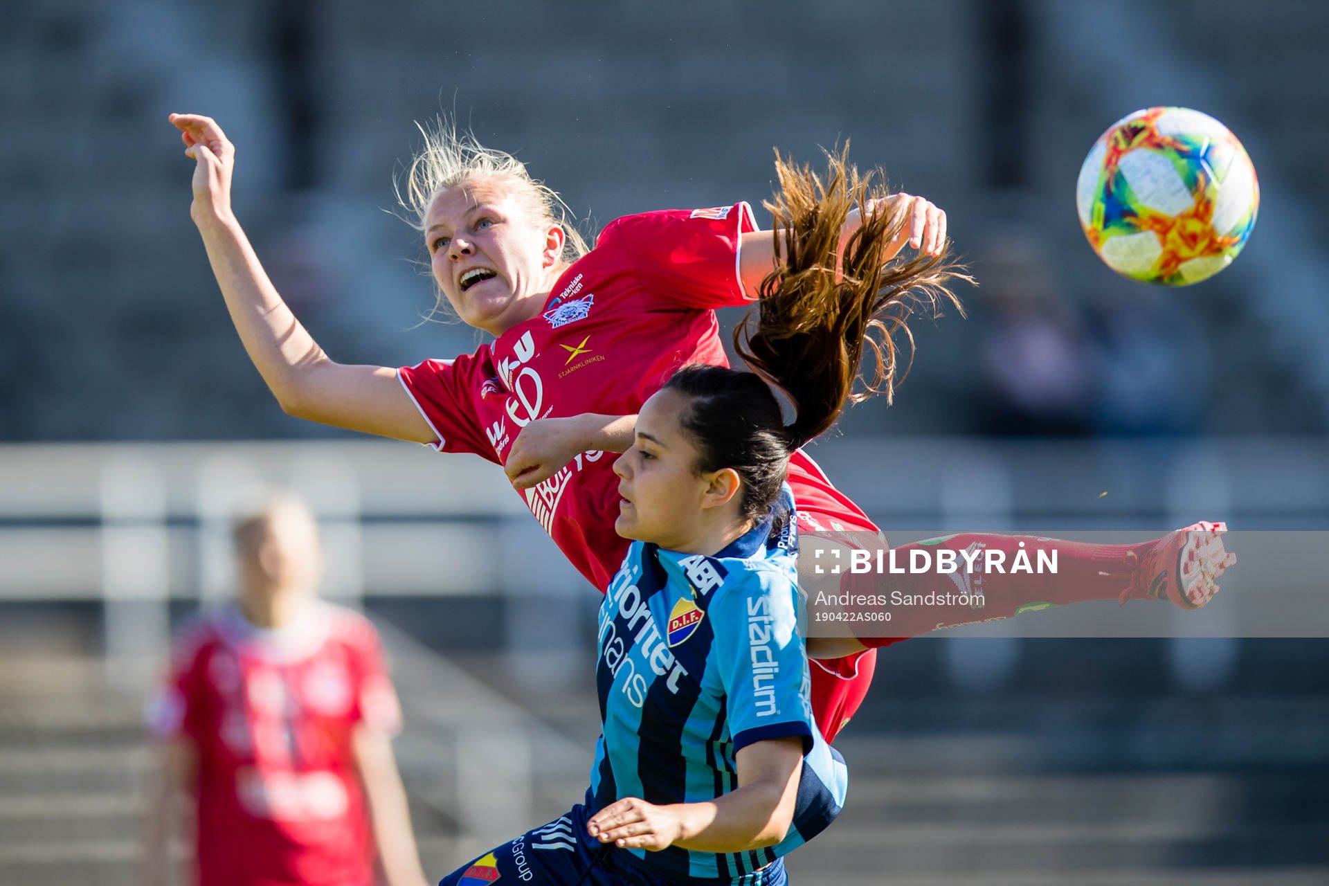 Djurgårdens Malin Diaz Pettersson i kamp om bollen med Linköpings Frida Leonhardsen Maanum under fotbollsmatchen i Damallsvenskan mellan Djurgården och Linköping den 22 april 2019 i Stockholm.