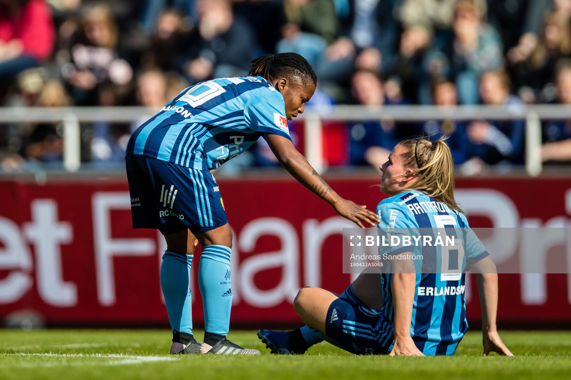 Djurgårdens Ogonna Chukwudi talar med skadade Gudrun