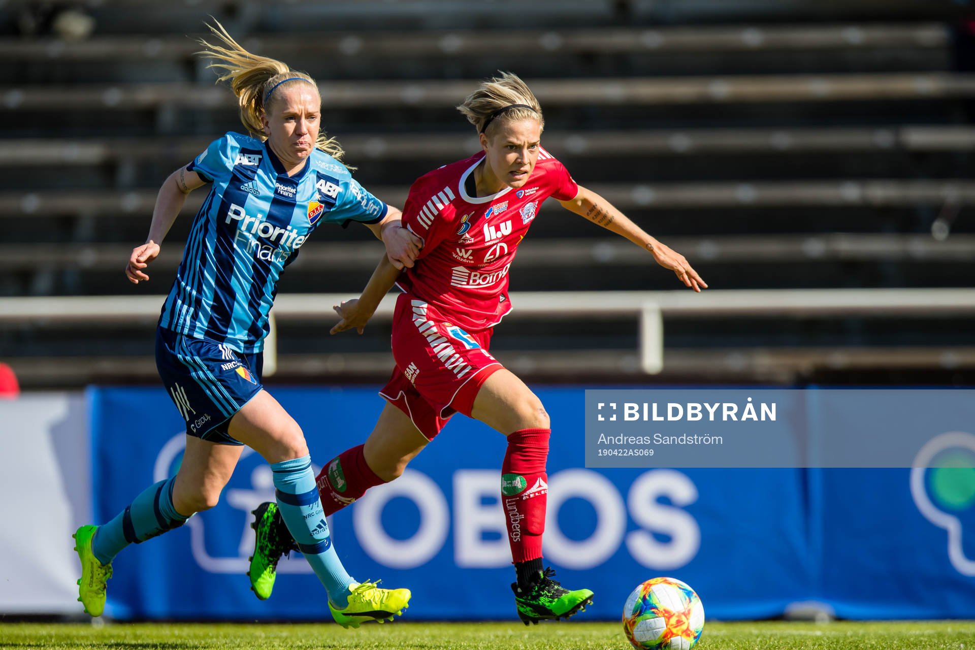 Linköpings Lina Hurtig i kamp om bollen med Djurgårdens Alexandra Lindberg under fotbollsmatchen i Damallsvenskan mellan Djurgården och Linköping den 22 april 2019 i Stockholm.