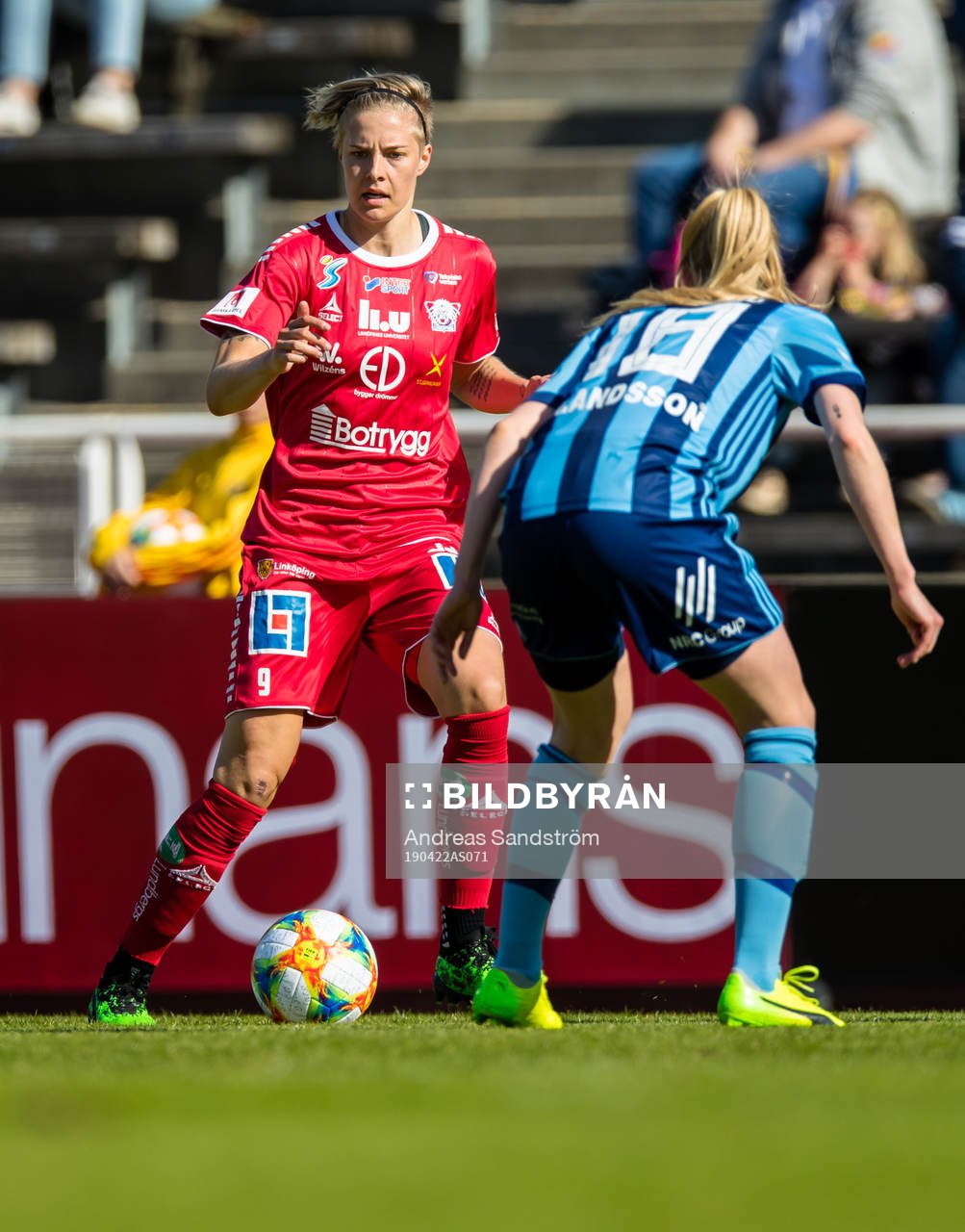 Linköpings Lina Hurtig utmanar Djurgårdens Alexandra Lindberg under fotbollsmatchen i Damallsvenskan mellan Djurgården och Linköping den 22 april 2019 i Stockholm.