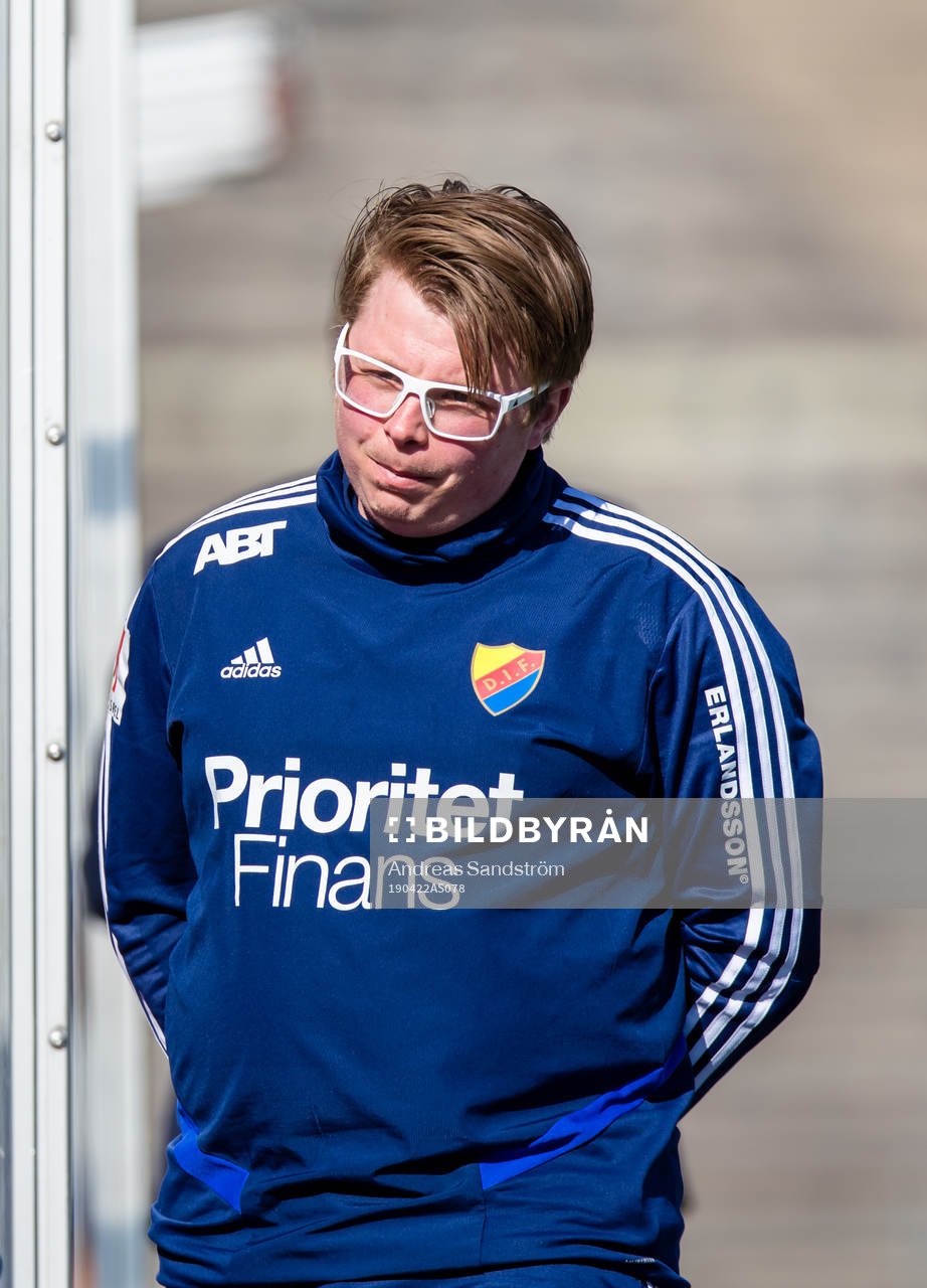 Djurgårdens assisterande tränare Dennis Gabrielsson under fotbollsmatchen i Damallsvenskan mellan Djurgården och Linköping den 22 april 2019 i Stockholm.