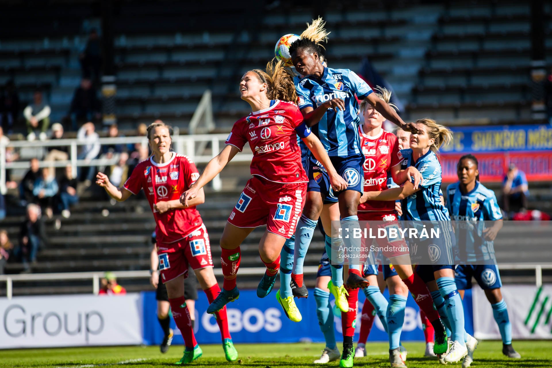 Djurgårdens Portia Boakye når högst i en nickduell med