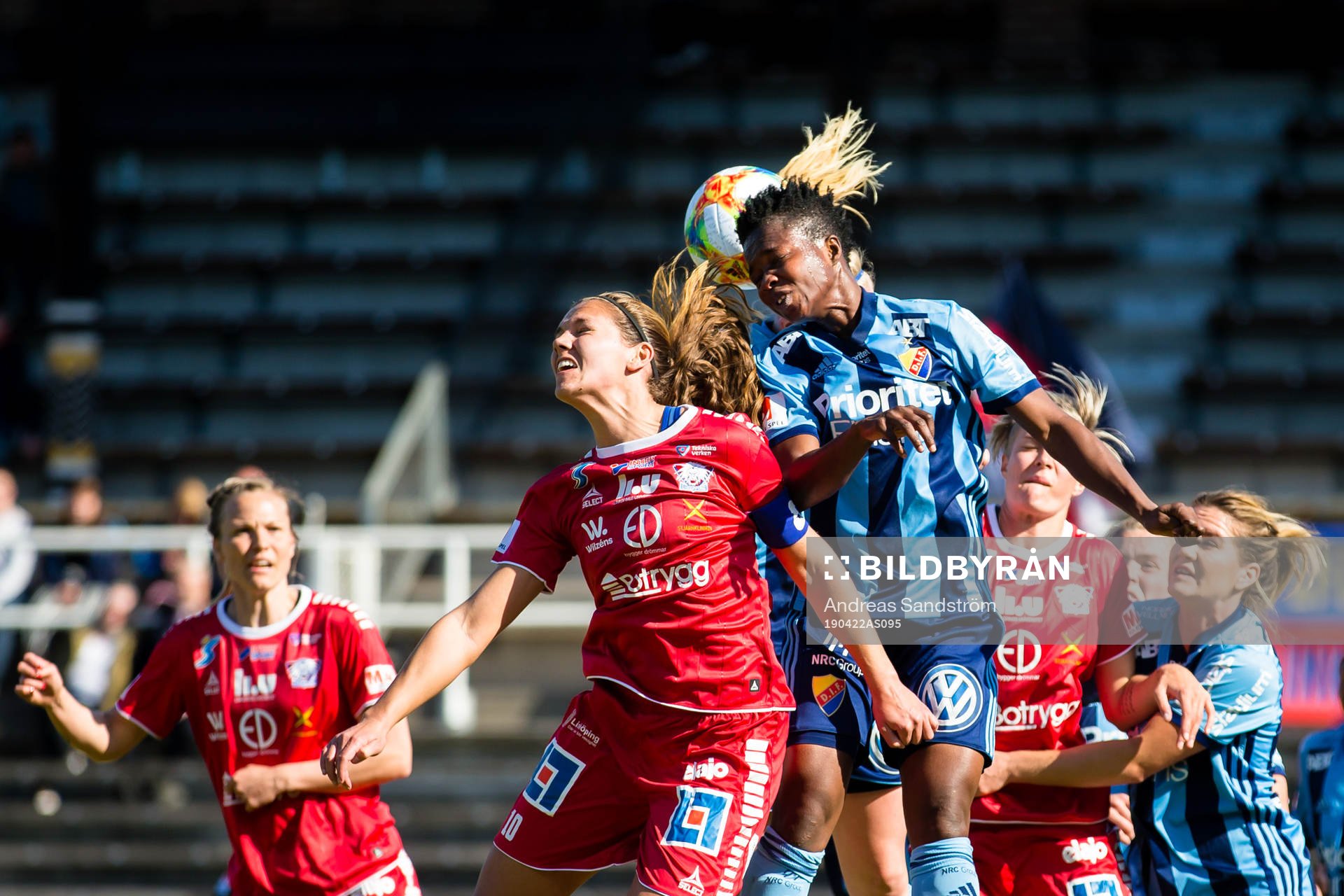 Djurgårdens Portia Boakye når högst i en nickduell med
