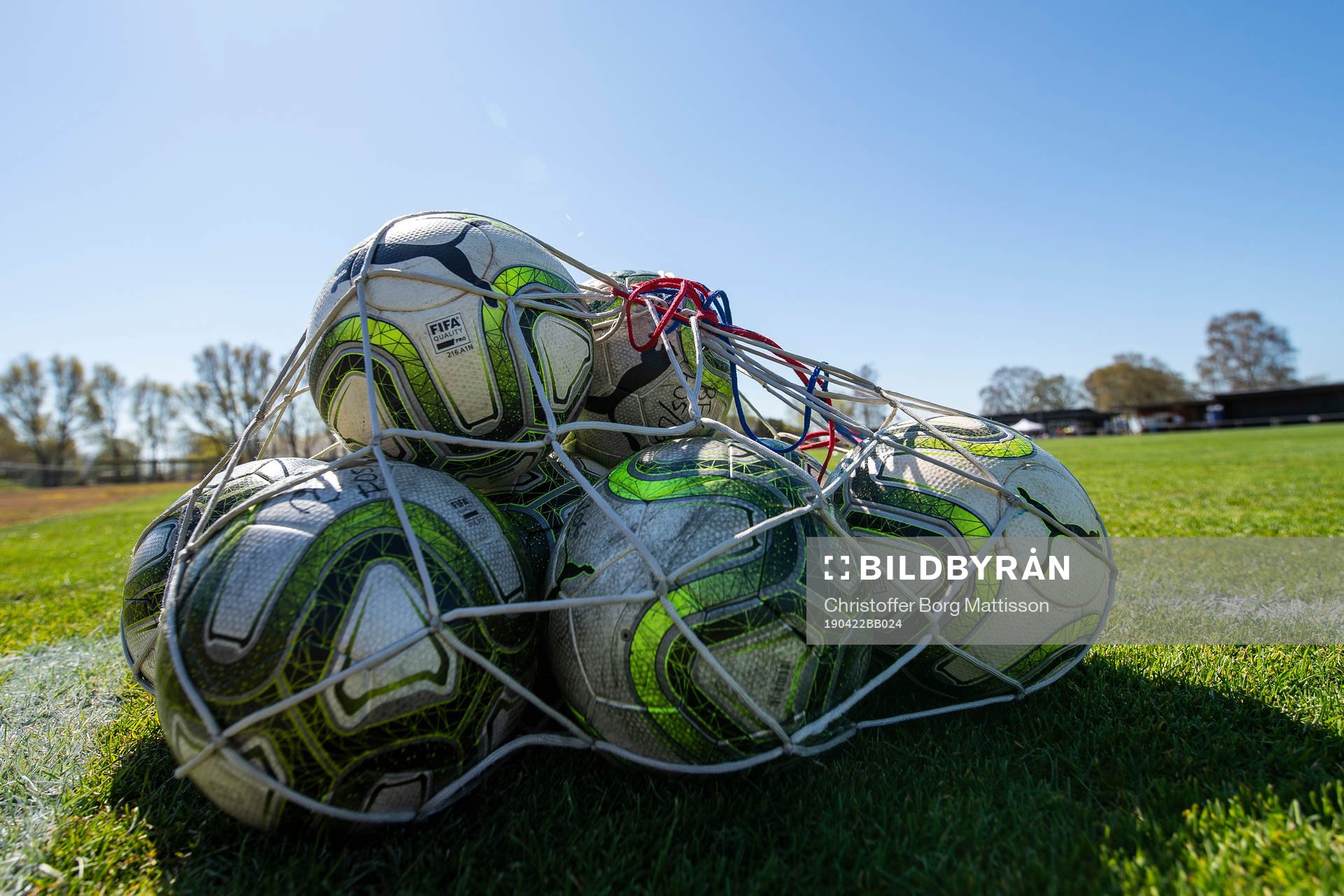Fotbollar i en bollpåse