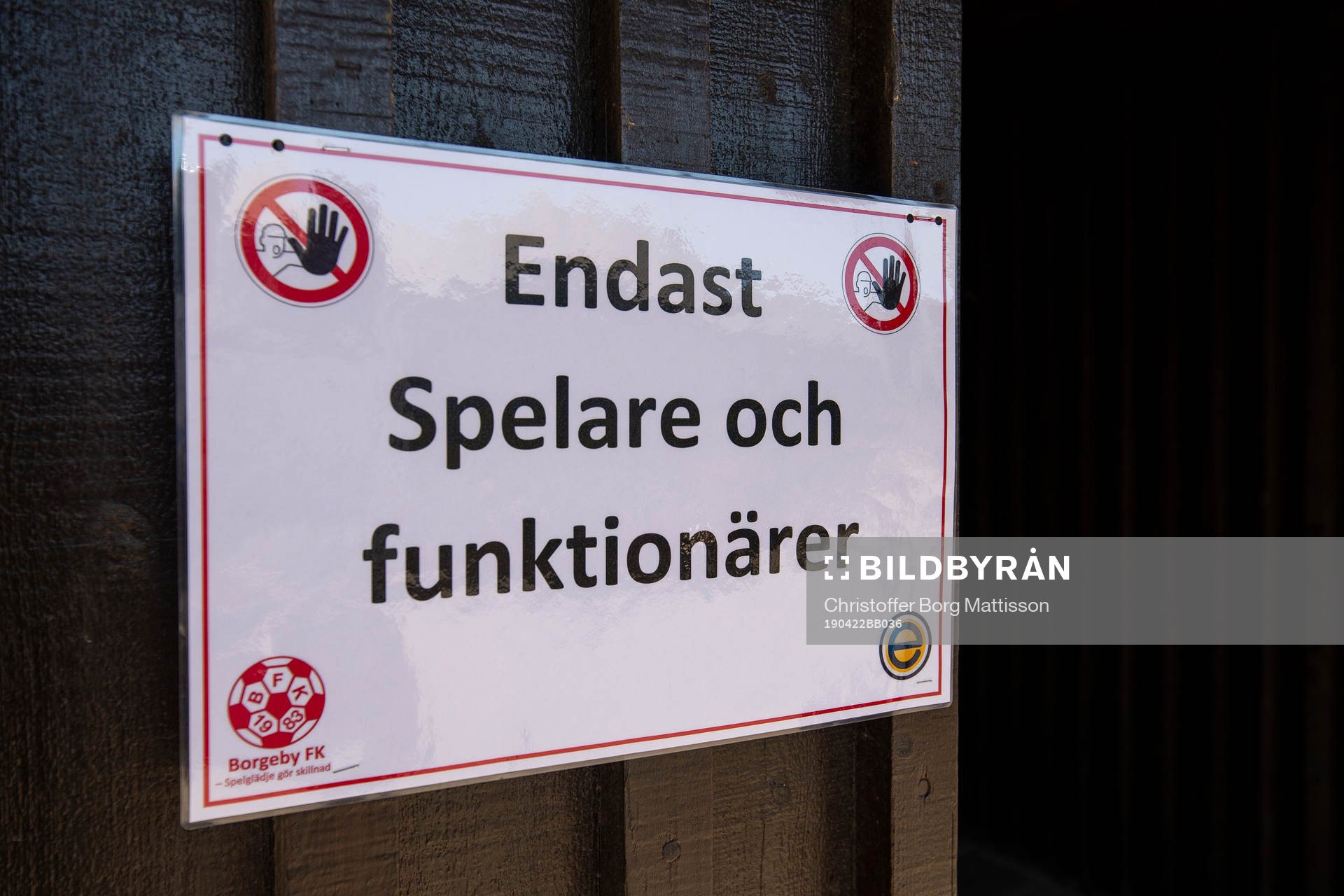Skylt på en vägg