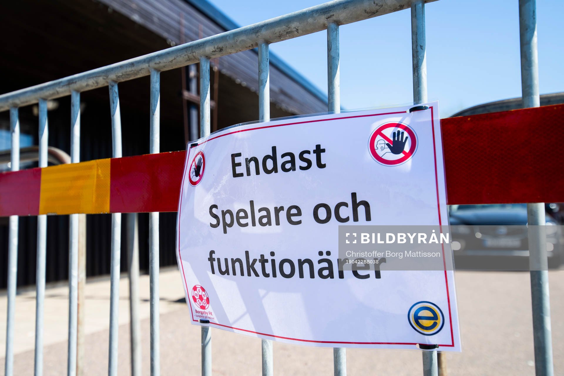 Skylt på staket