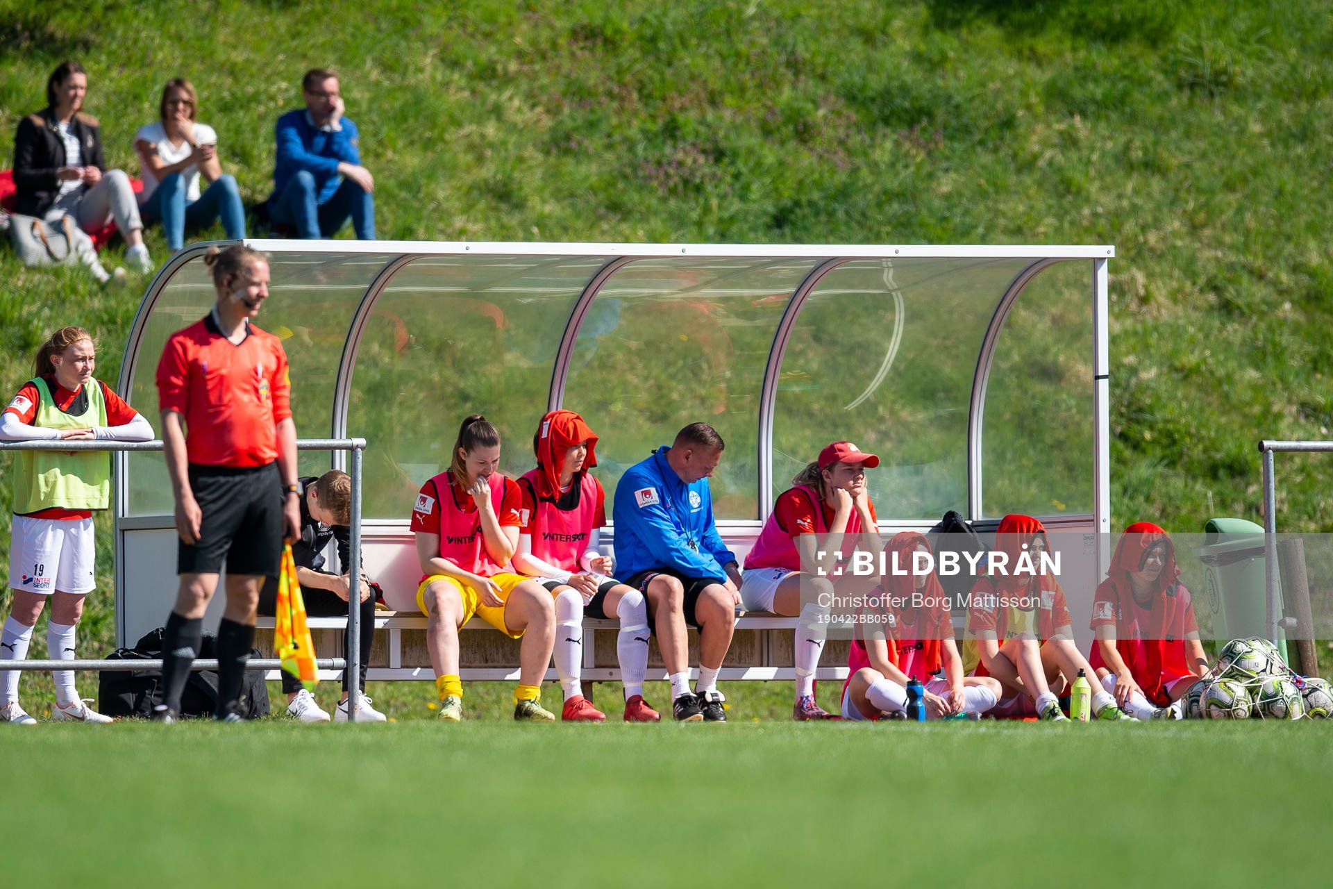 Borgebys spelarebänk sitter i solen