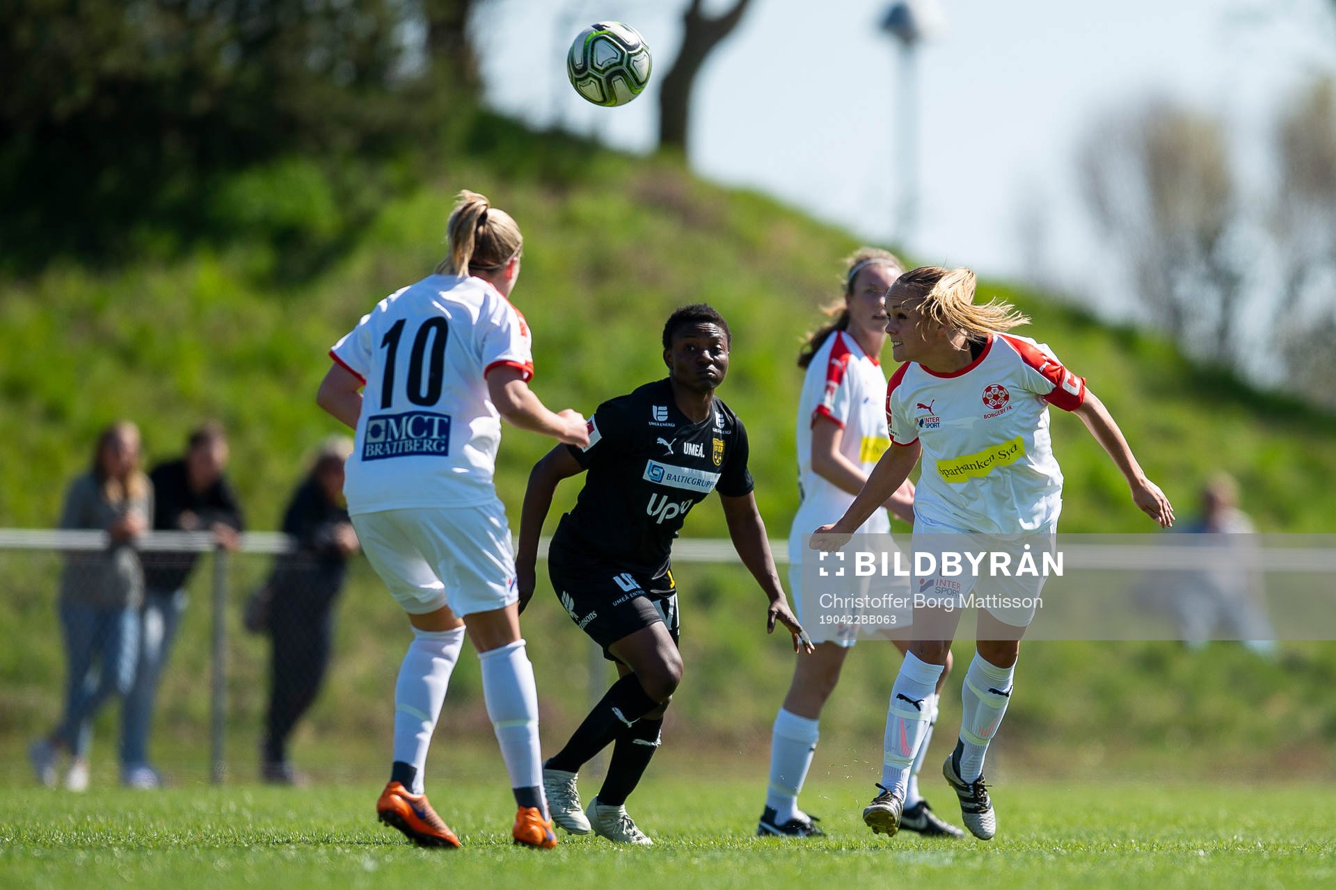 Borgebys Rebecka Holm, Eleonor Hättmark och Umeås Orji Ebere under fotbollsmatchen i Elitettan mellan Borgeby och Umeå IK den 22 april 2019 i Borgeby.