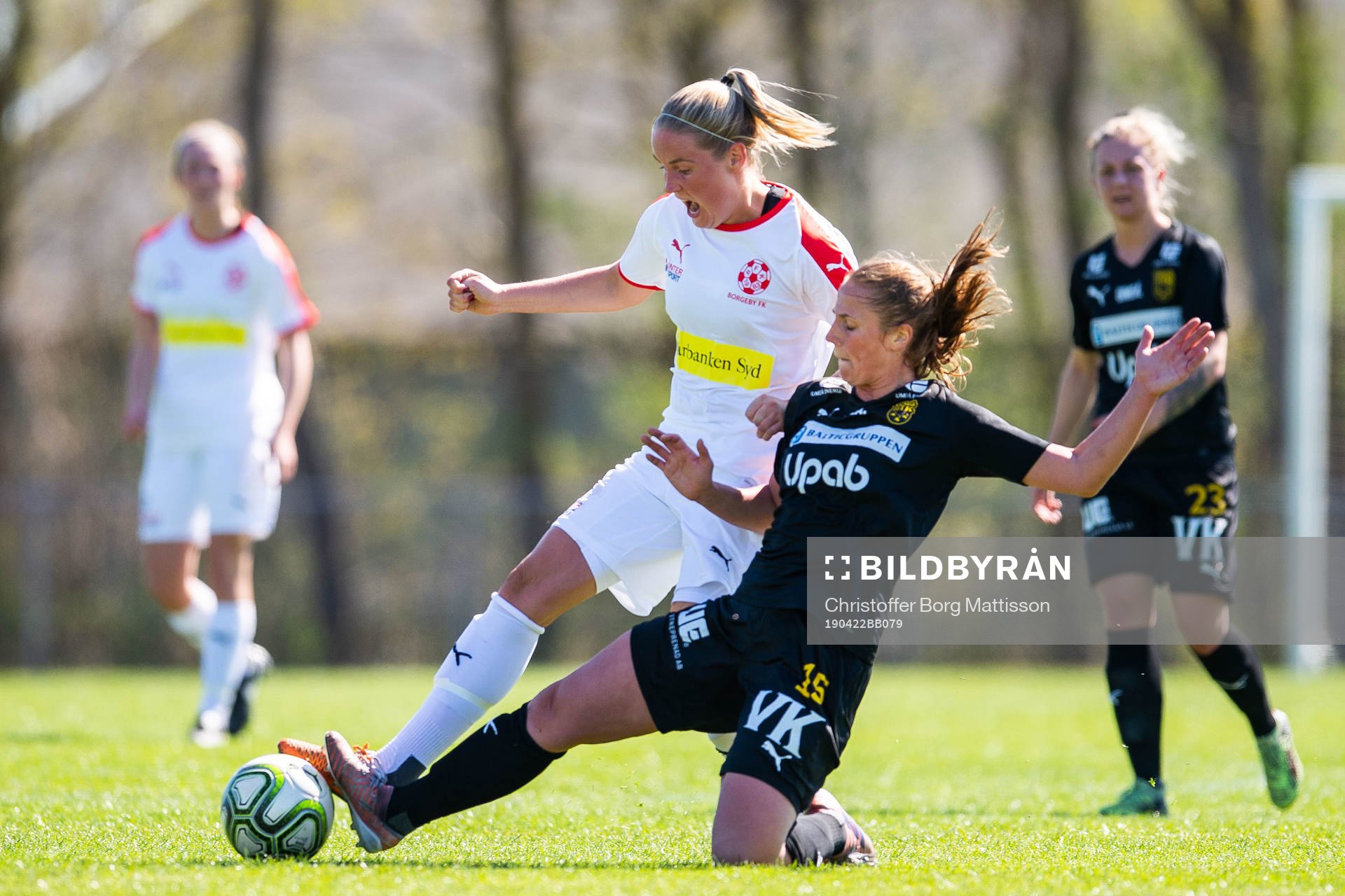 Umeås Olivia Holm och Borgebys Rebecka Holm under fotbollsmatchen i Elitettan mellan Borgeby och Umeå IK den 22 april 2019 i Borgeby.
