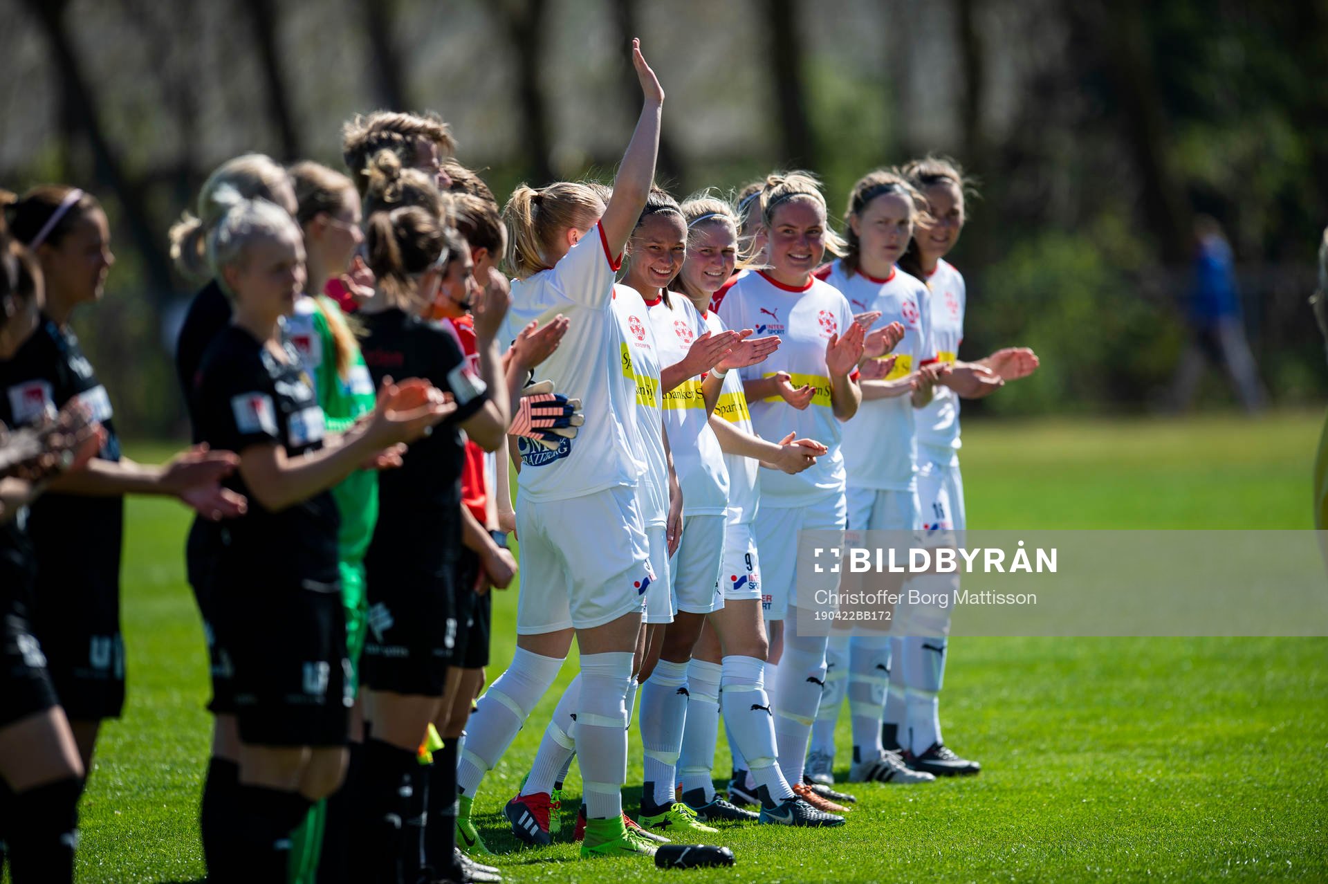 Borgebys spelare gör entré till fotbollsmatchen i
