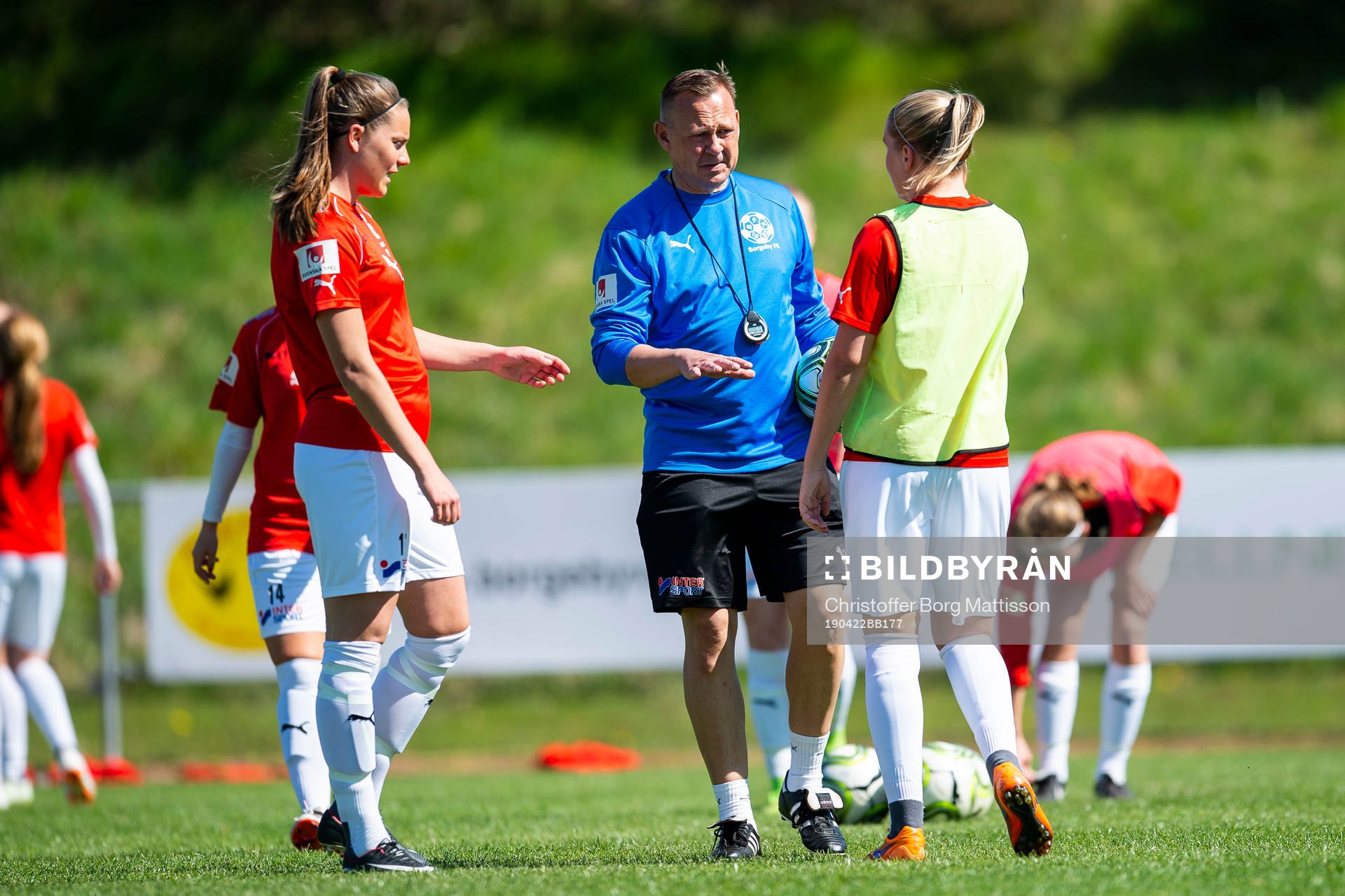 Borgebys assisterande tränare Anders Nilsson pratar med